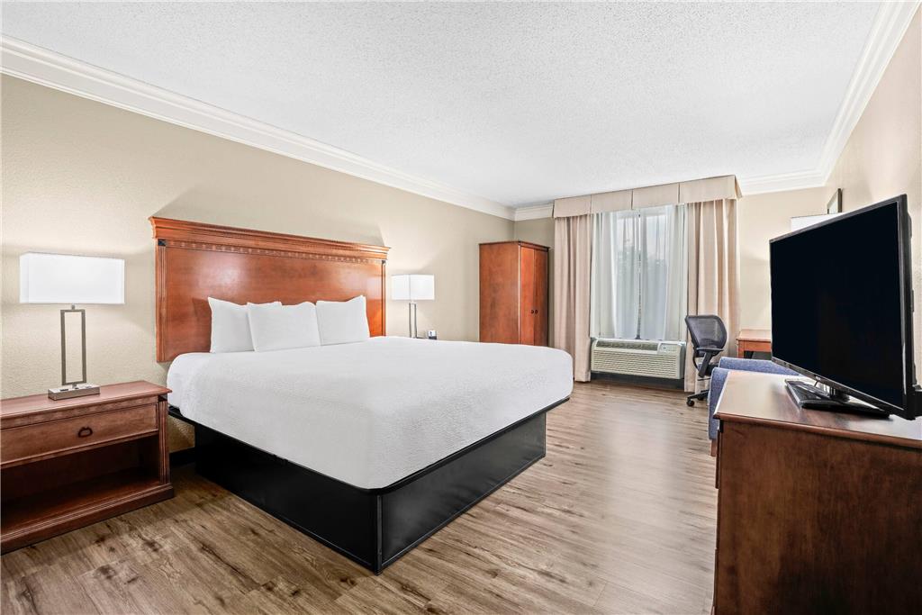 BAYMONT BY WYNDHAM, MADISONVILLE-guestroom-Guest Room,King bed,On-Site.jpg