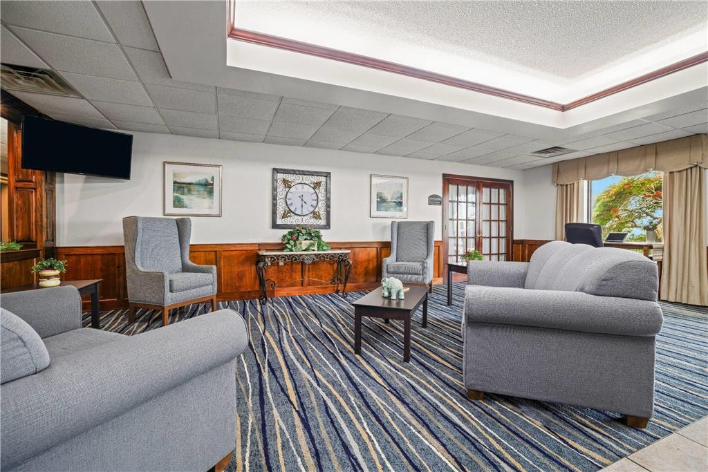 BAYMONT BY WYNDHAM, MADISONVILLE-guestroom-Sitting area,On-Site.jpg