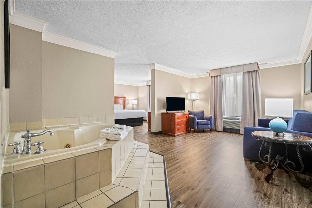 BAYMONT BY WYNDHAM, MADISONVILLE-guestroom-Guest Room,Suite,On-Site.jpg