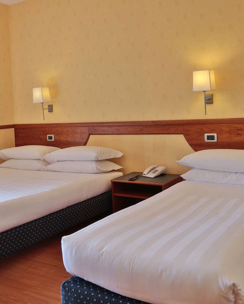 Best Western Hotel I Colli-guestroom-Guest Room,Bathroom,Amenities,Shower,Accessibility,Pets,On-Site,People,Businessmen/women,Family,Group.jpg