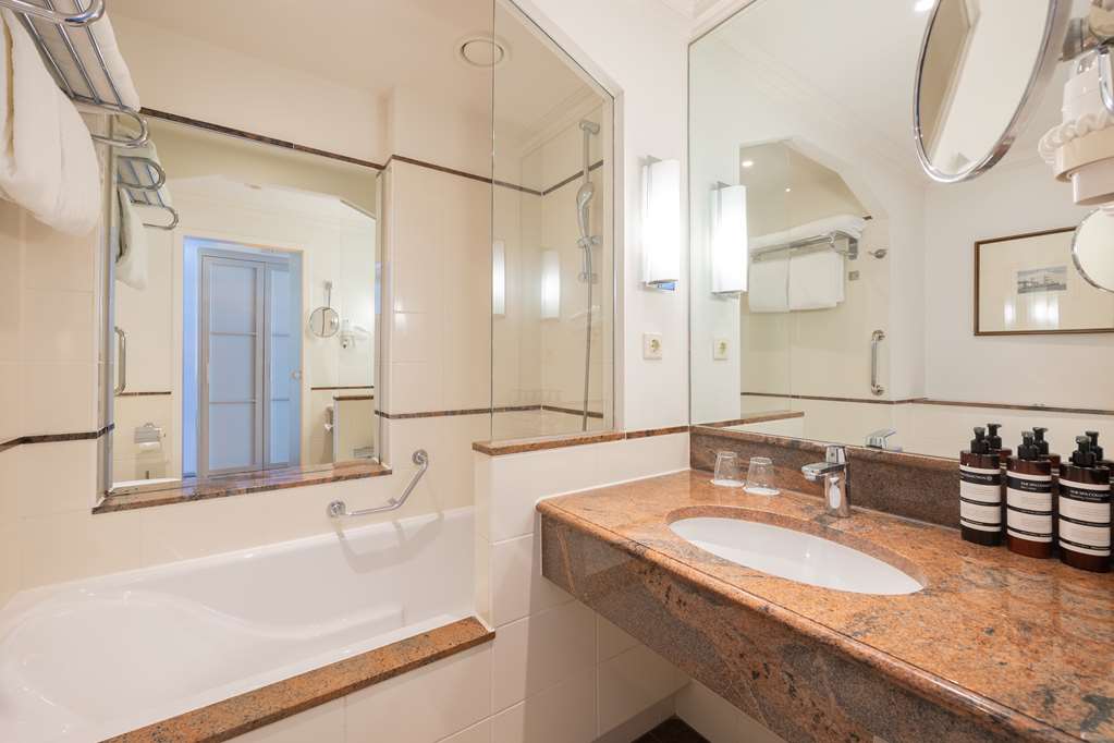 GRAND HOTEL AMRATH KURHAUS-guestroom-Guest Room,Bathroom,On-Site.jpg