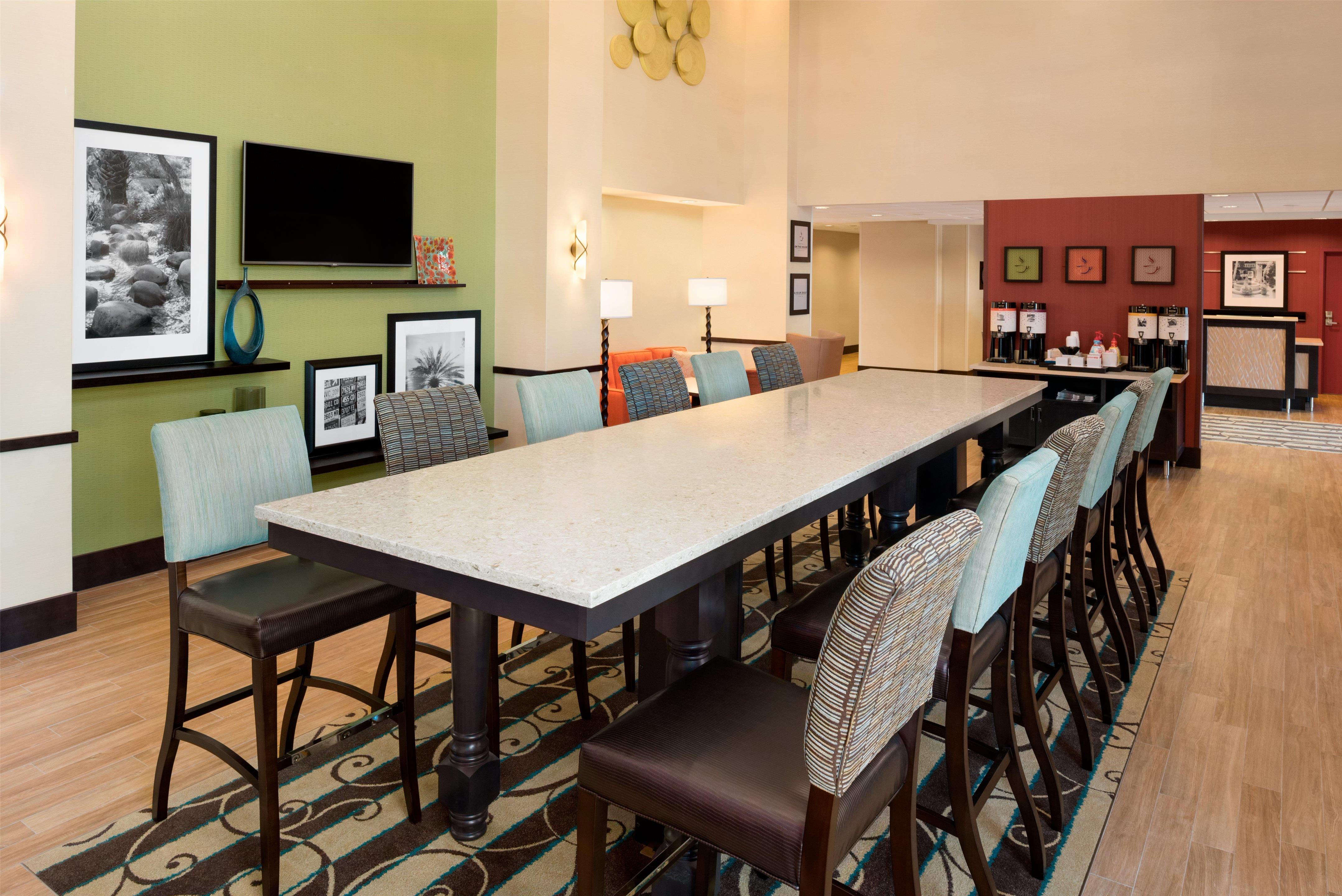 Breakfast Area | Hampton Inn & Suites Corpus Christi