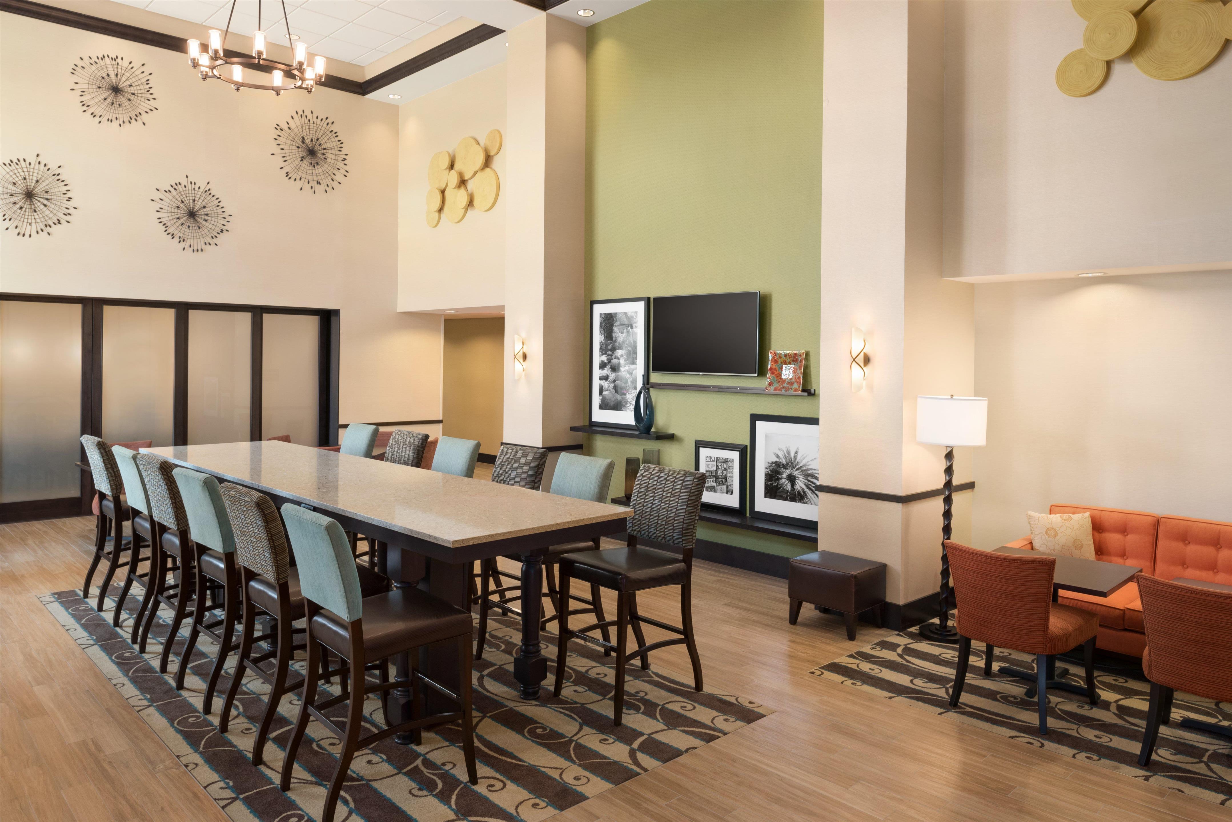 Breakfast Area | Hampton Inn & Suites Corpus Christi