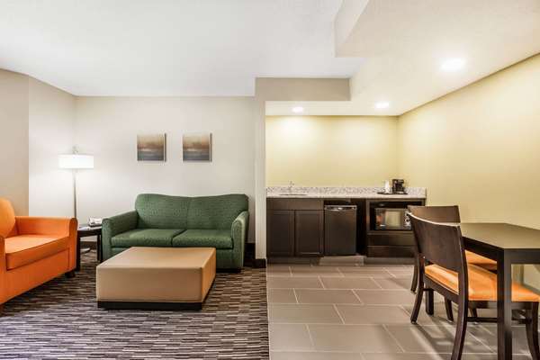 Suite - Baymont Inn & Suites Newark - I-95, Exit 1B