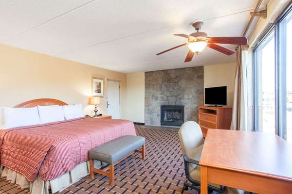 Suite - Days Inn Pigeon Forge