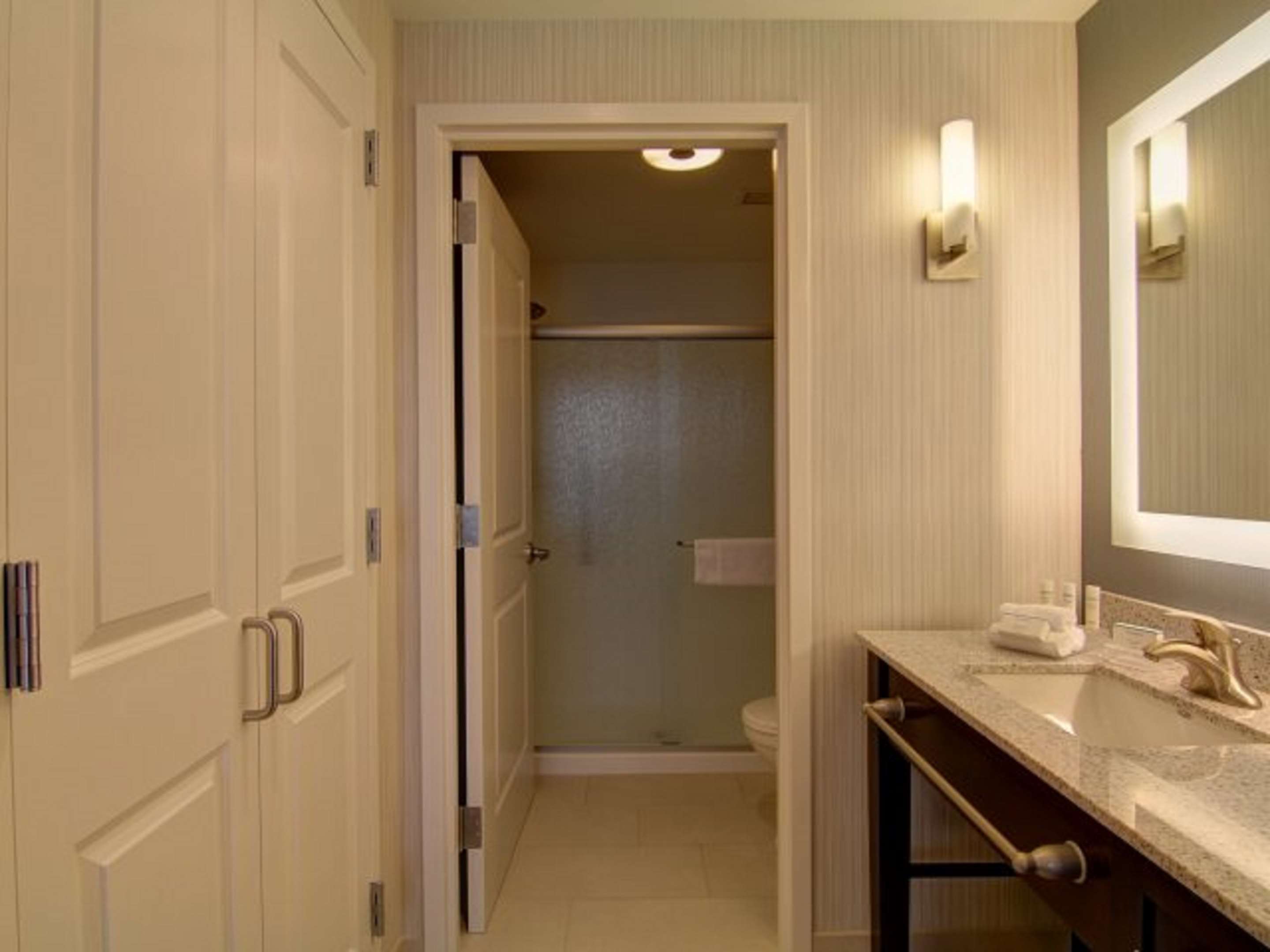 Guest room bath