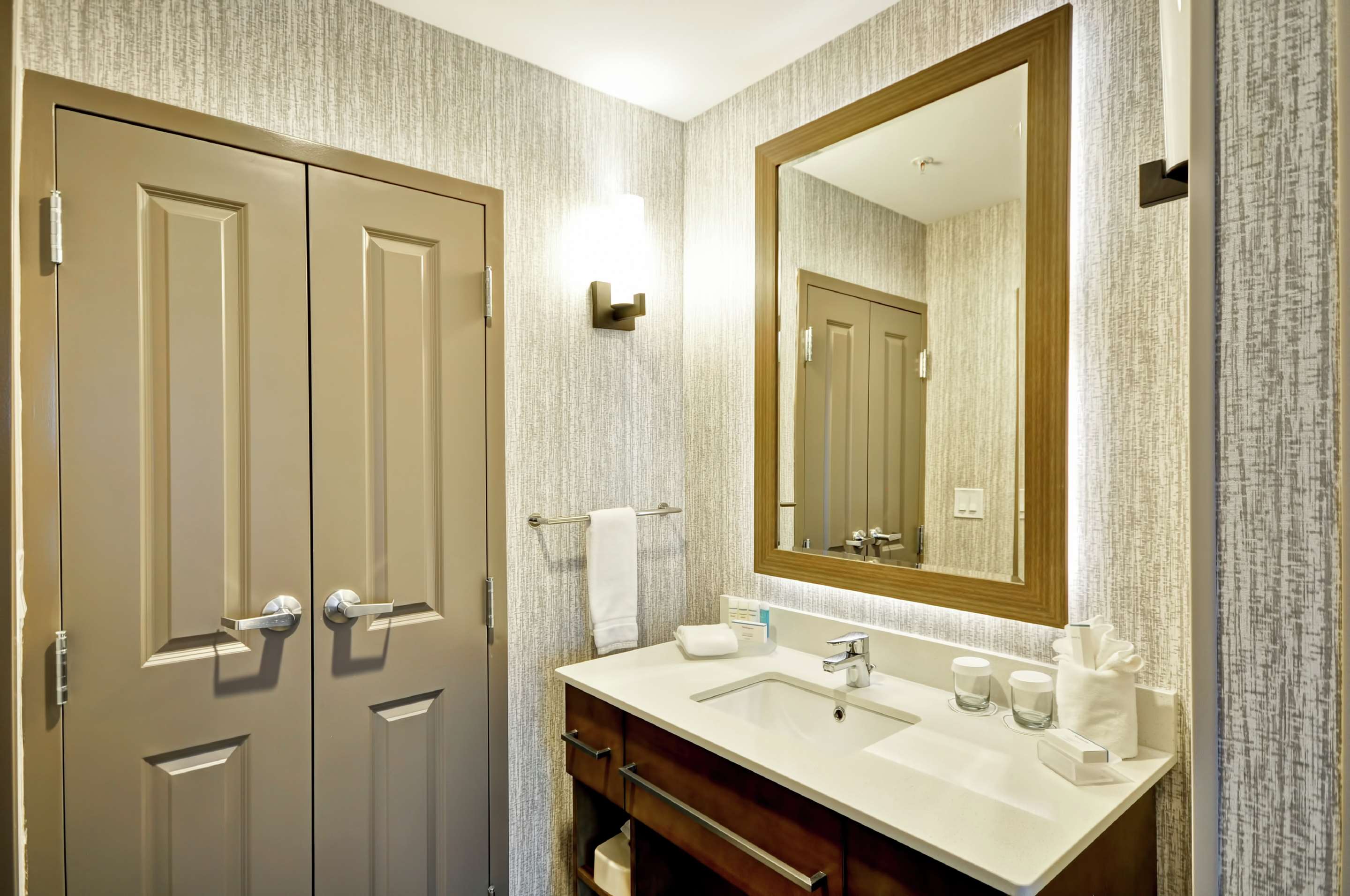 Guest room bath