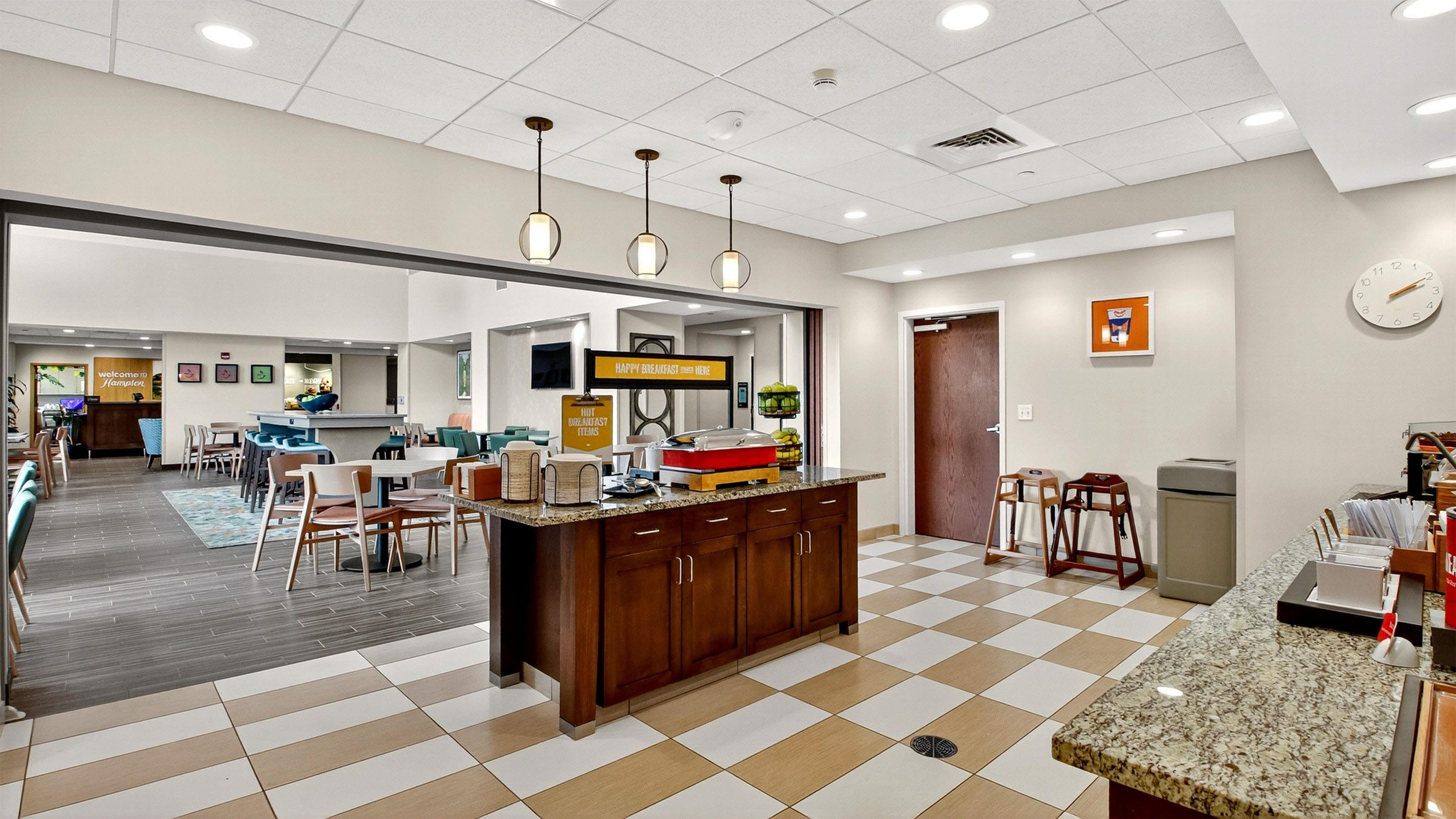 Breakfast Area | Hampton Inn & Suites Chippewa Falls