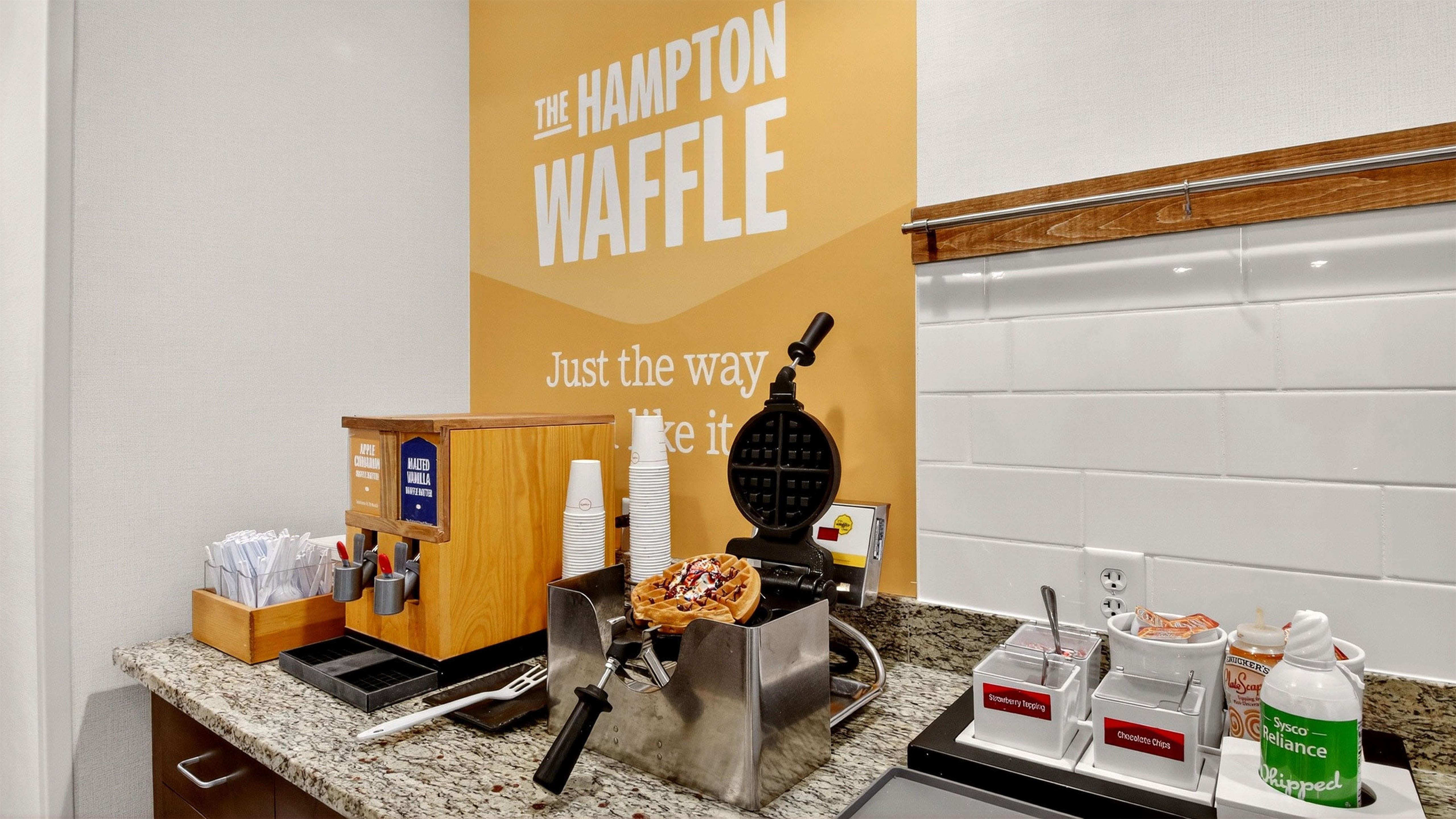 Breakfast Area | Hampton Inn & Suites Chippewa Falls