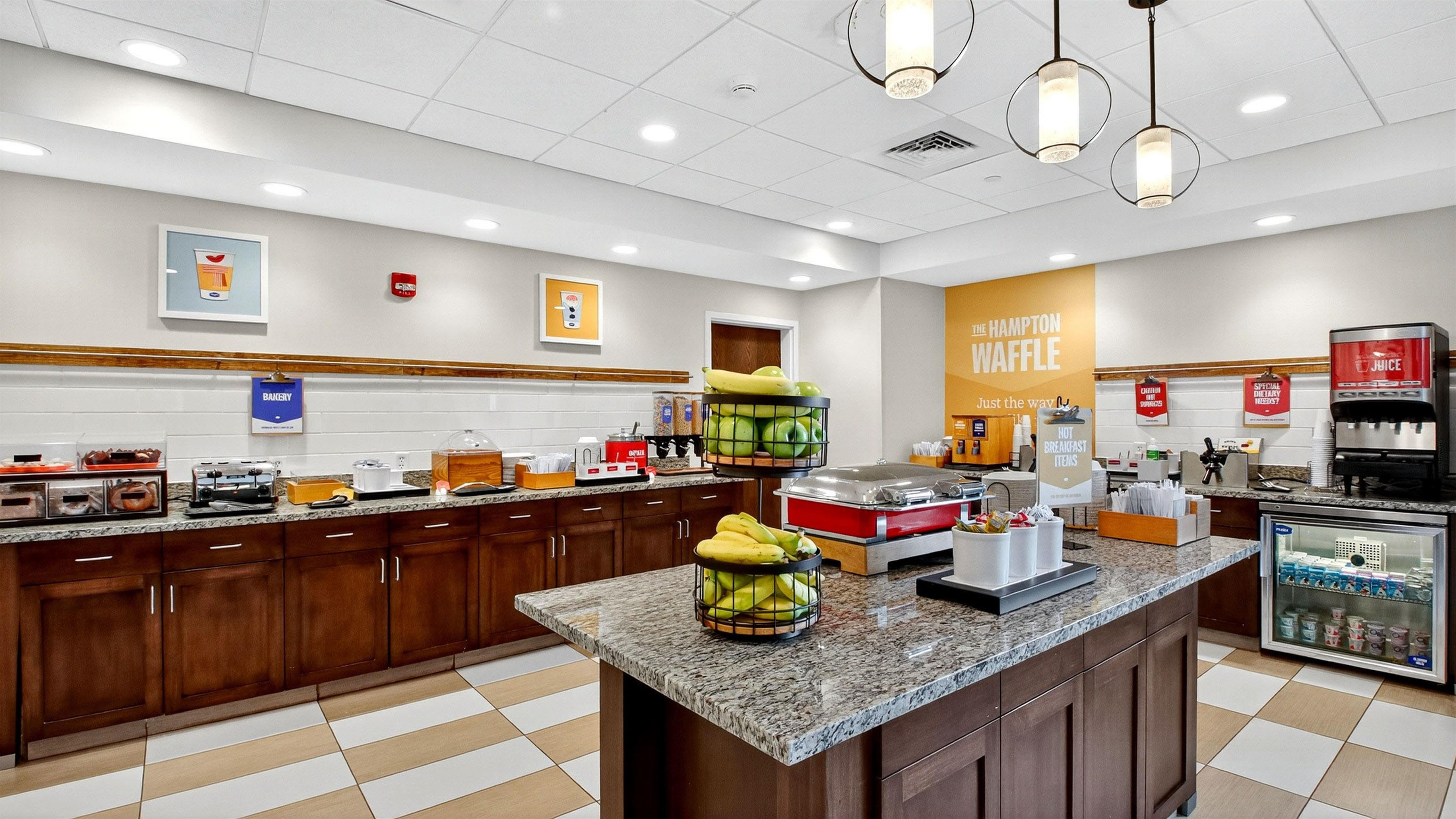 Breakfast Area | Hampton Inn & Suites Chippewa Falls