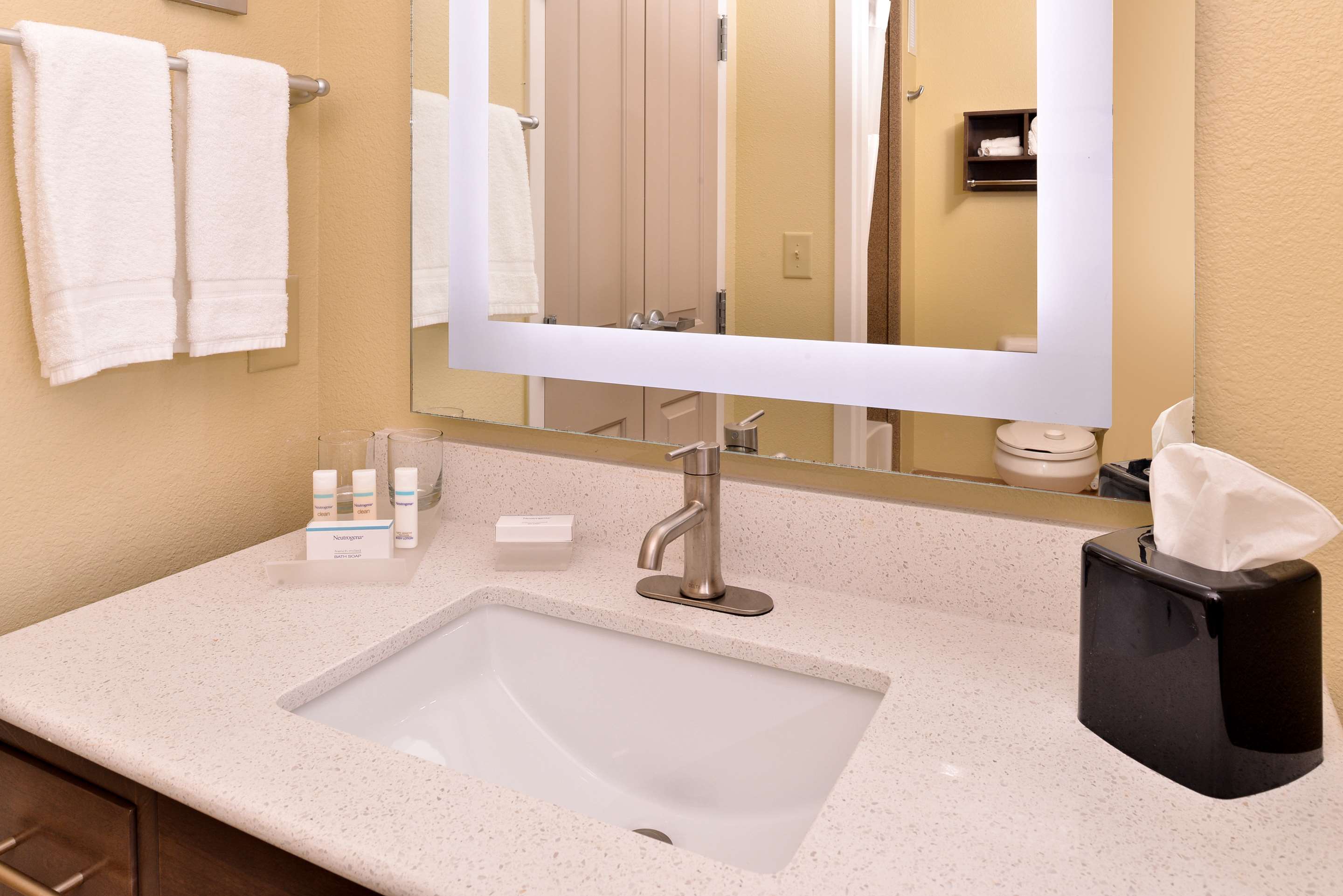 Guest room bath