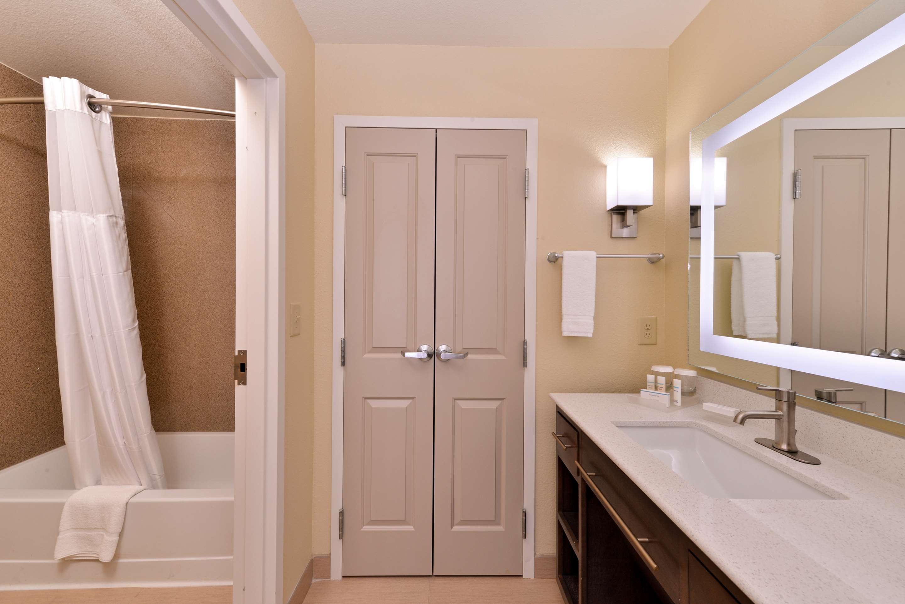 Guest room bath