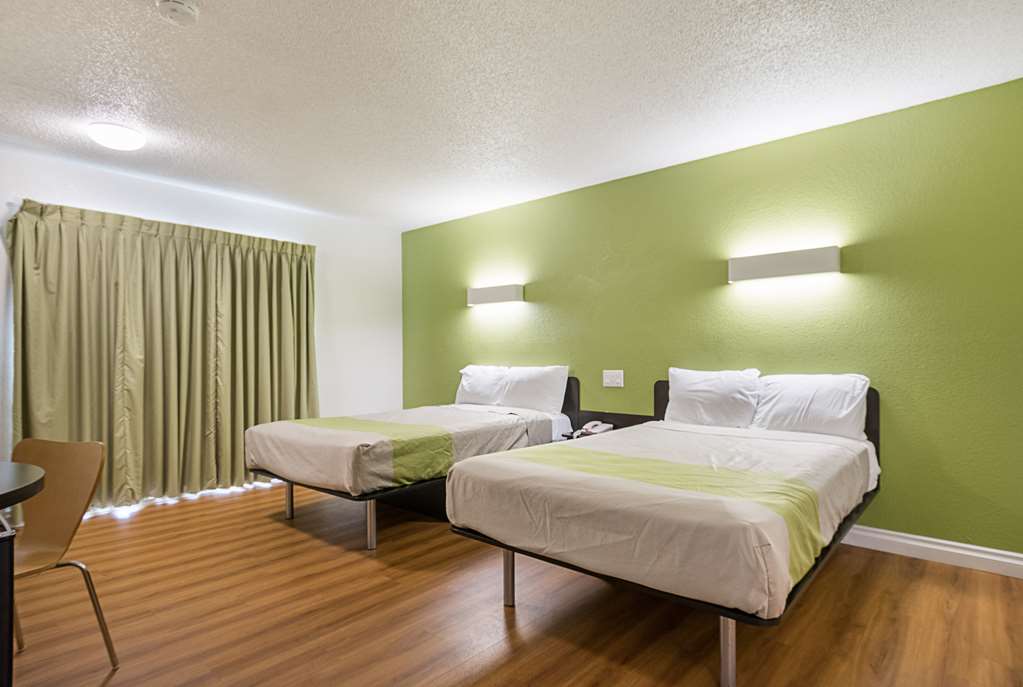 MOTEL 6 SANTA MARIA - SOUTH-guestroom-Guest Room,Bedding,Queen bed,Guest Room Amenity,Sitting area,On-Site,Furnishings,Telephone,Deluxe Room,Double Room.jpg