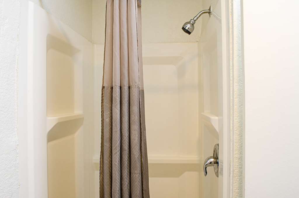 MOTEL 6 MODESTO-guestroom-Guest Room,Bathroom,On-Site.jpg