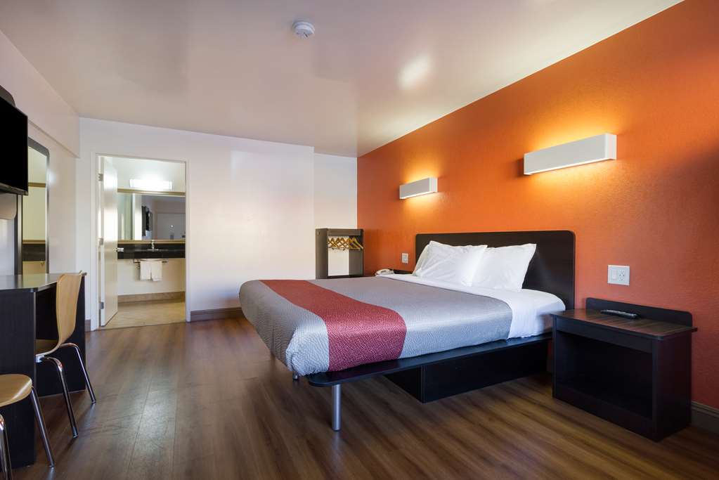 MOTEL 6 CLAREMONT CA-guestroom-Guest Room,Bed,Guest Room Amenity,TV and multimedia,On-Site,Furnishings,Single Room,Guest Room - Whole Room.jpg