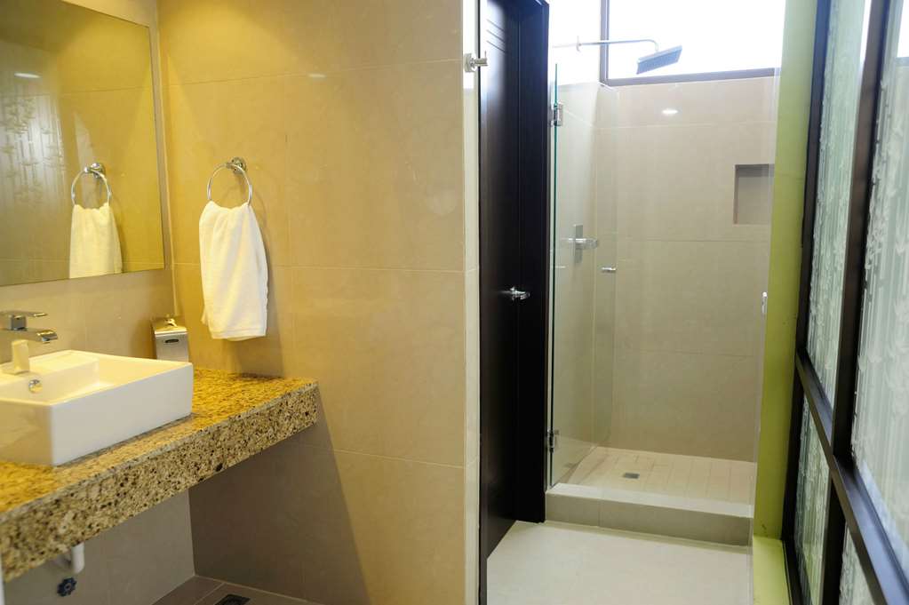 Best Western Plus Panama Zen Hotel-guestroom-Guest Room,Bathroom,On-Site.jpg
