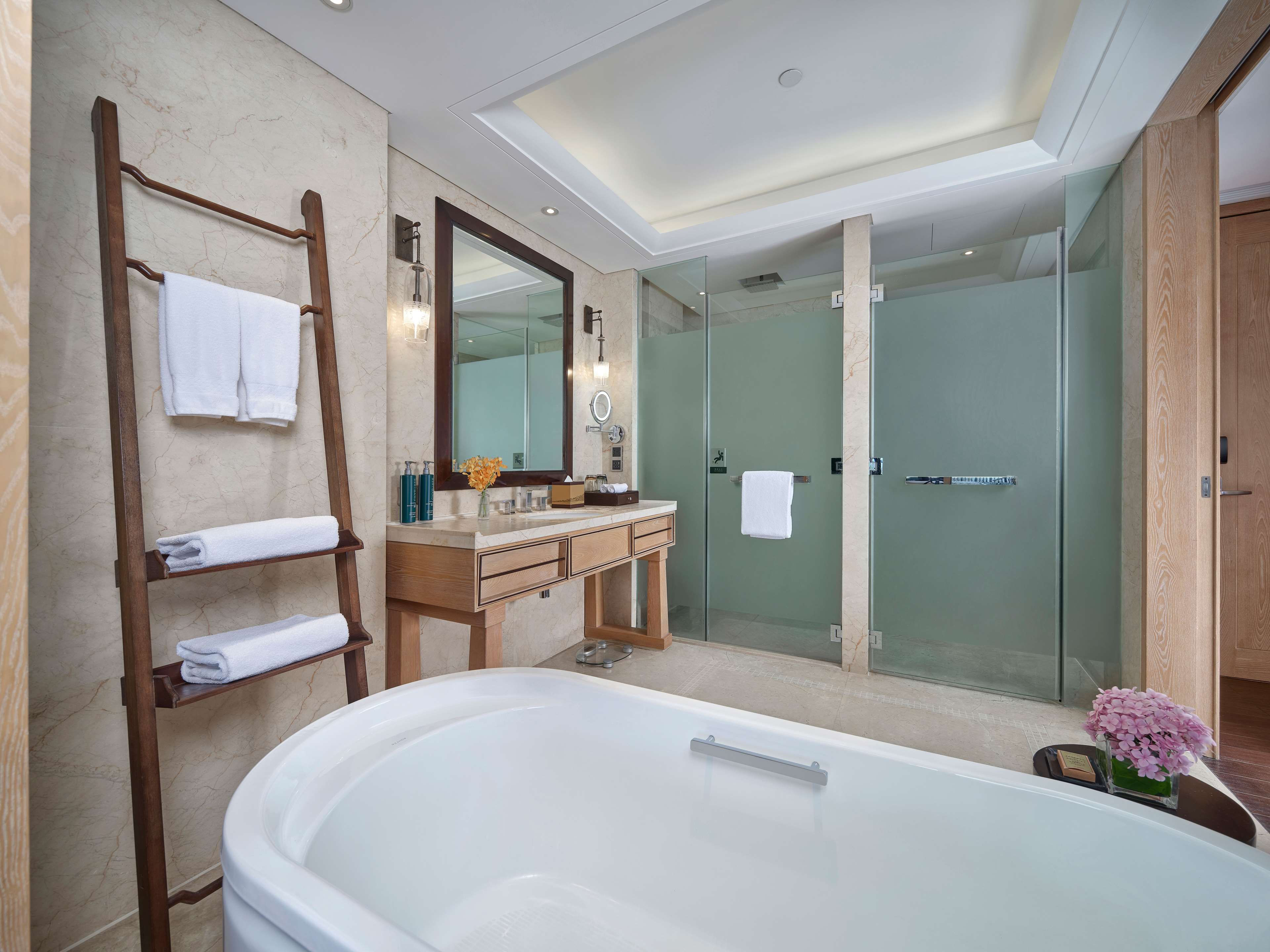 Hilton Dali Resort & Spa Room Type - TWIN PREMIER RM-LAKE VIEW