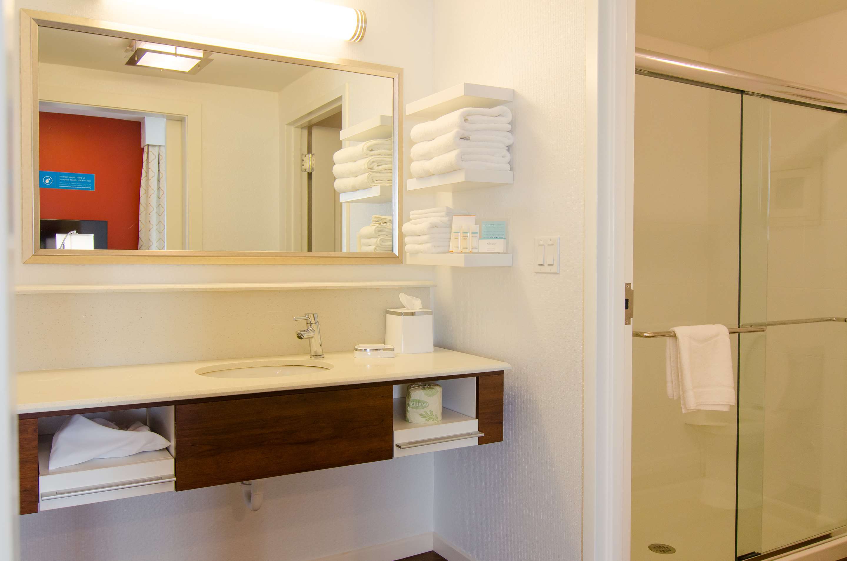 Guest room bath