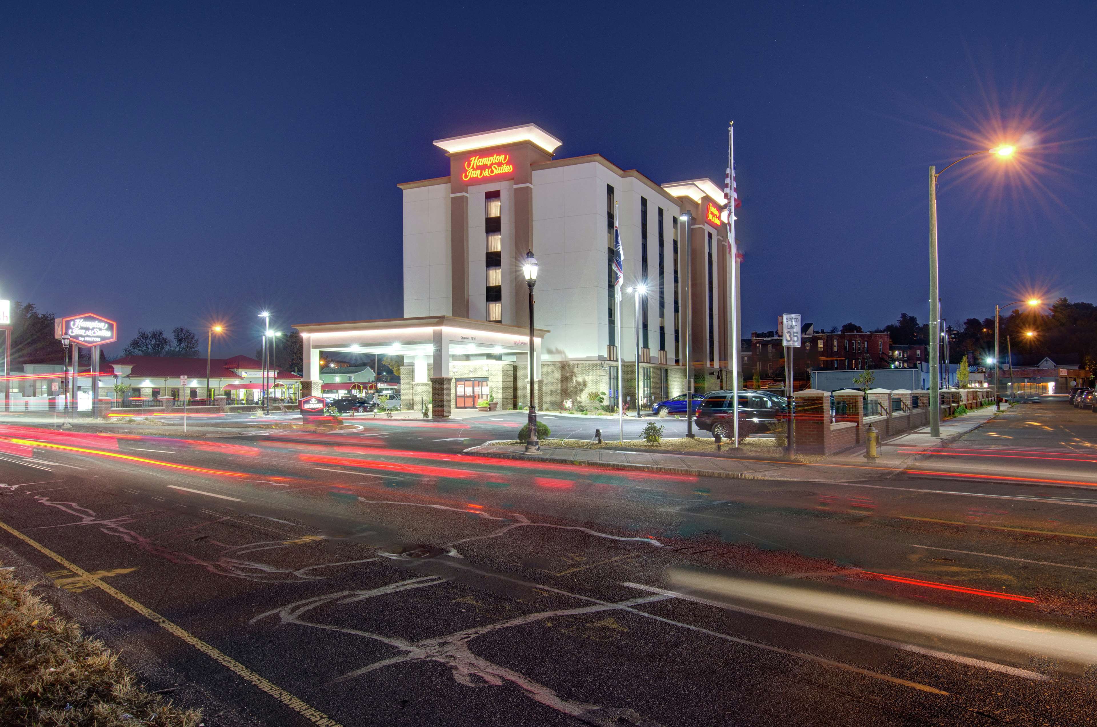 Hampton Inn & Suites Springfield / Downtown - Tap to explore photos