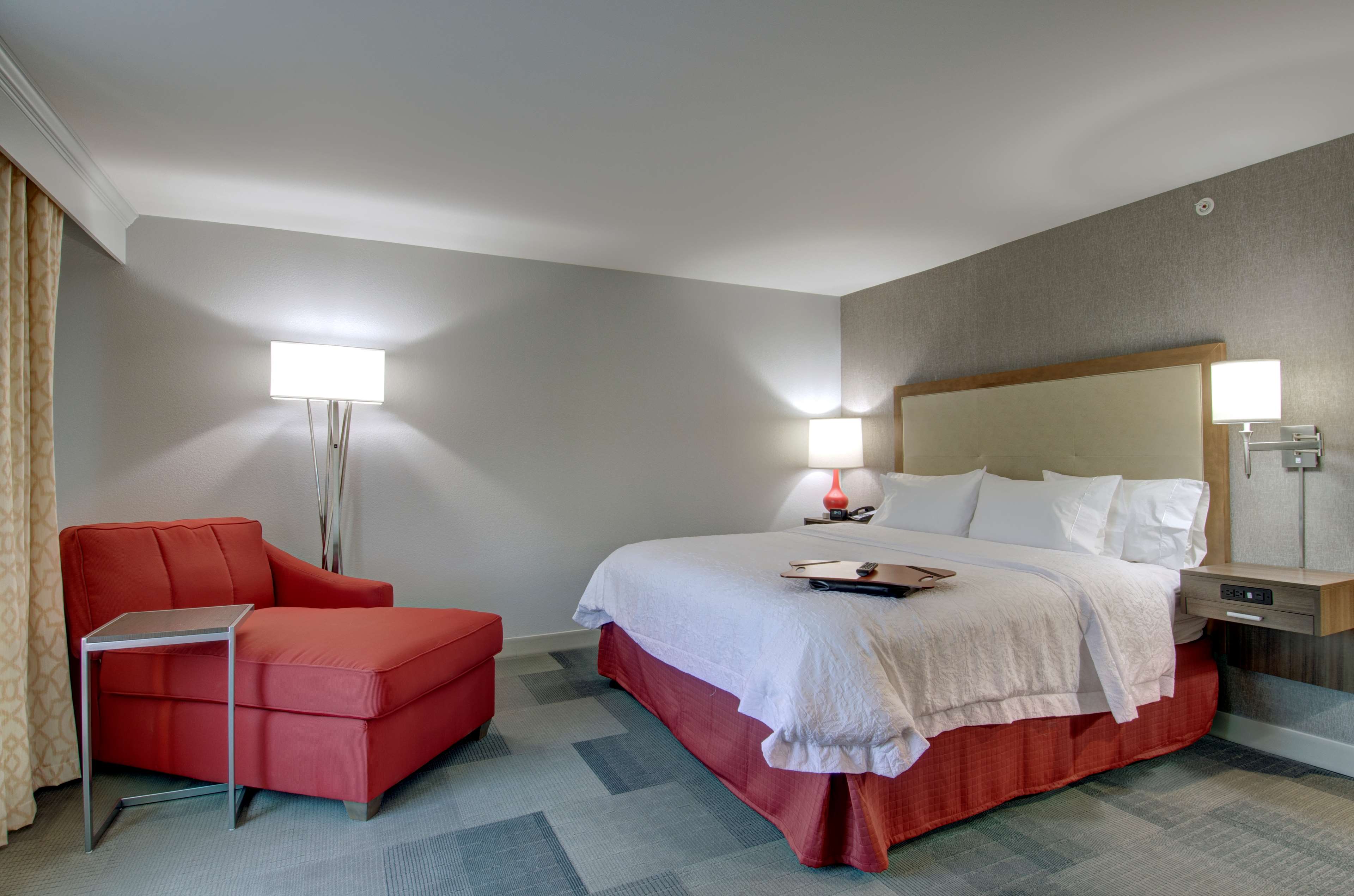 Hampton Inn & Suites Springfield / Downtown Room Type - 1 KING MICROWV/FRIDGE NS