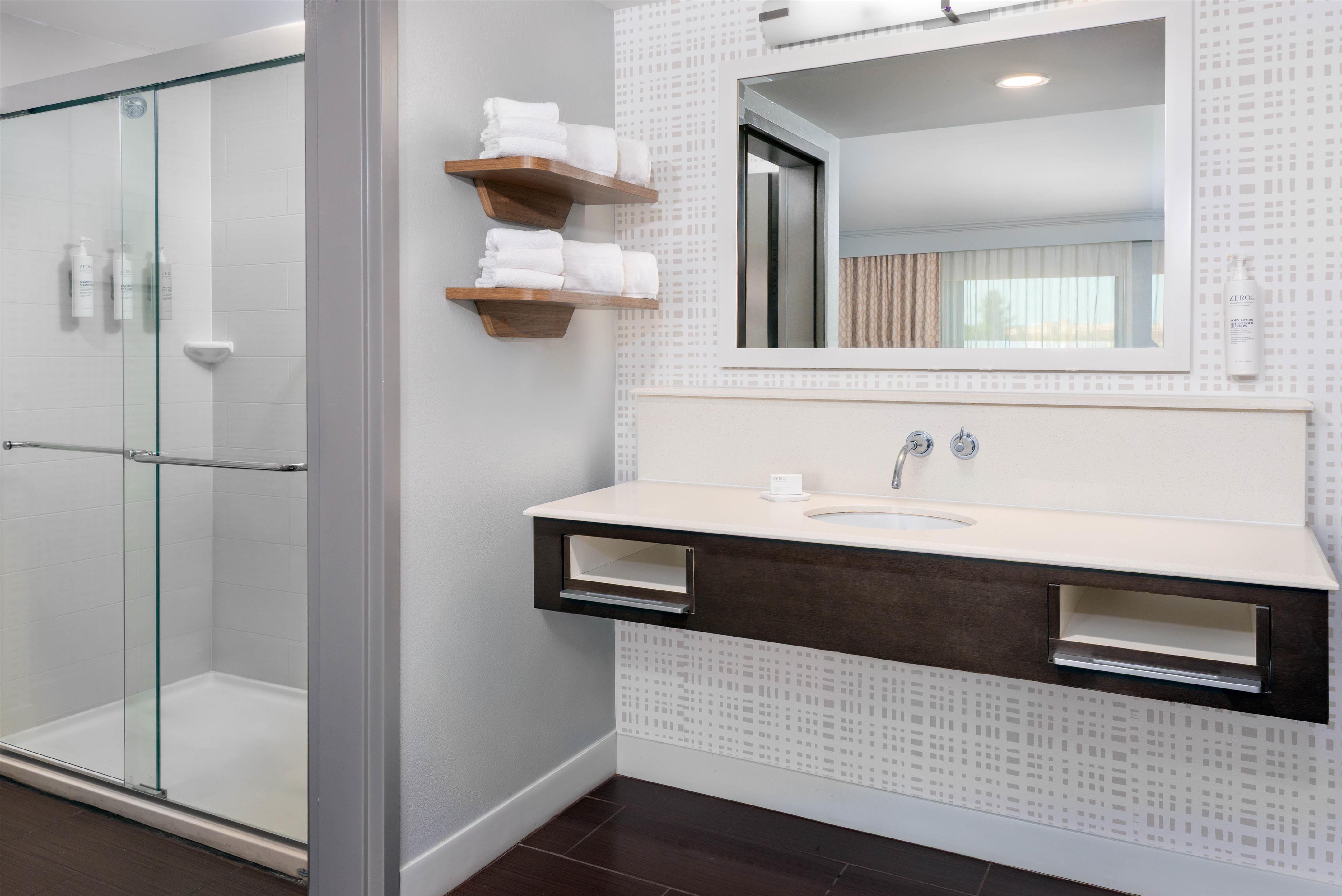 Guest room bath