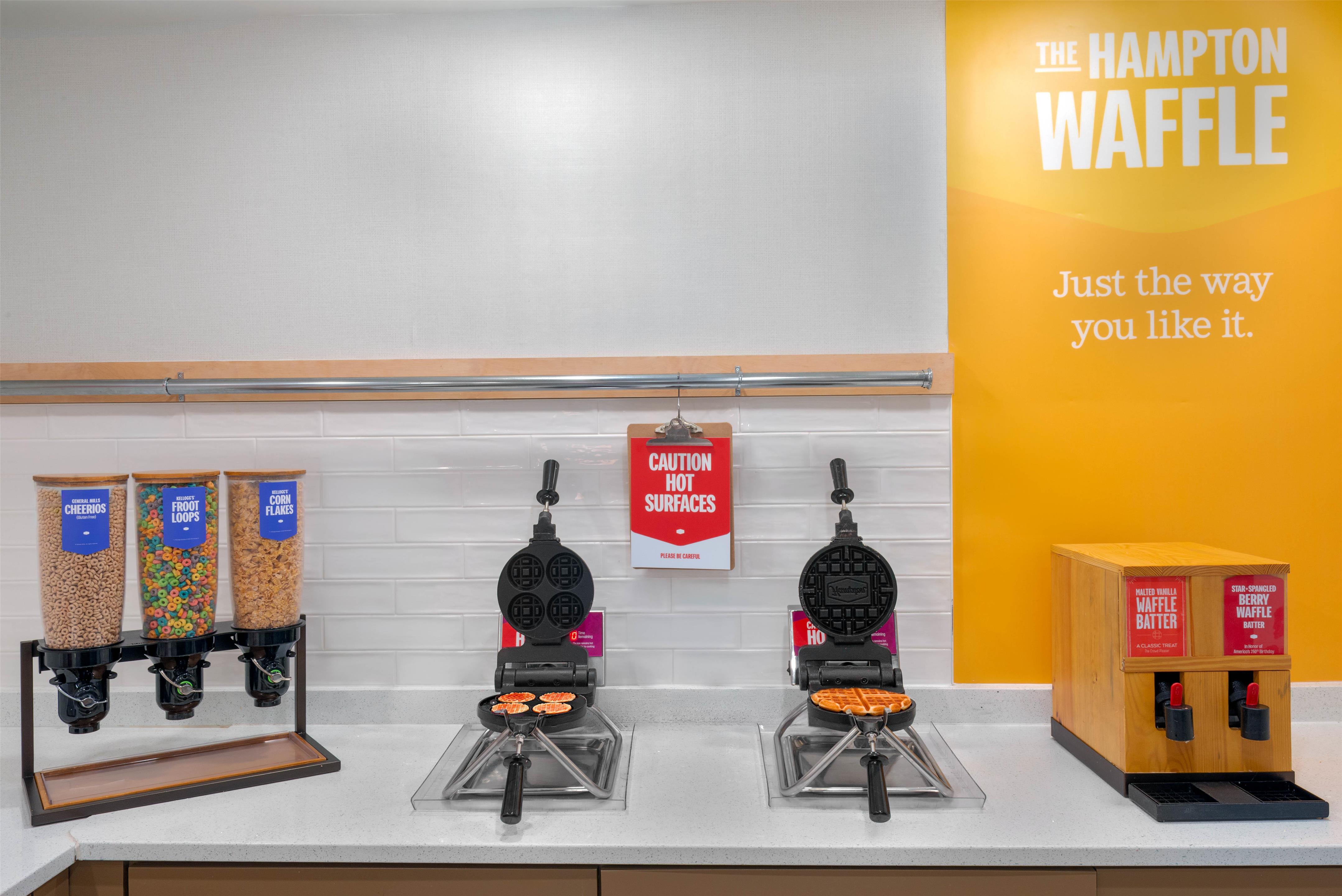 Breakfast Area | Hampton Inn & Suites Springfield/Downtown