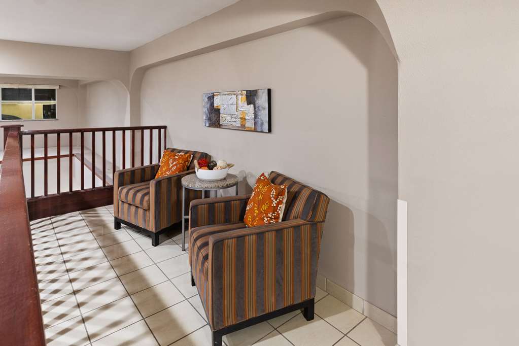 SUPER 8 BY WYNDHAM LUBBOCK WEST-guestroom-Sitting area,On-Site.jpg