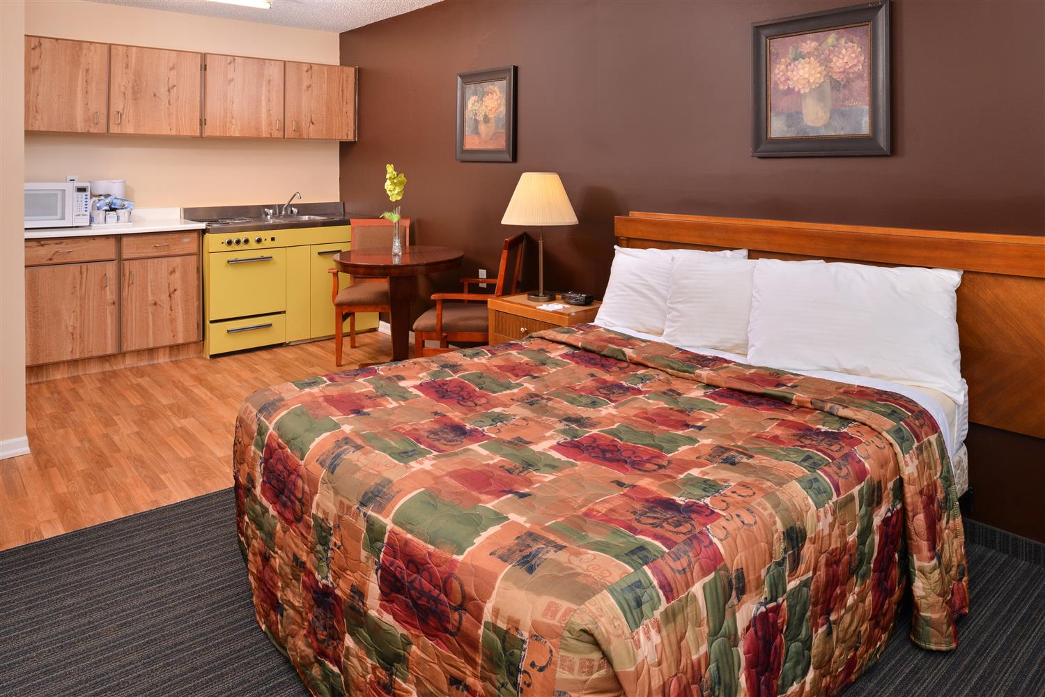 1 Queen Bed Kitchenette Non-Smoking image