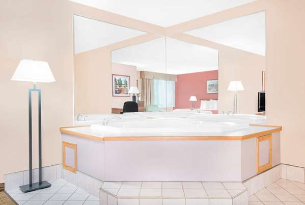 Suite - Baymont Inn & Suites Springfield