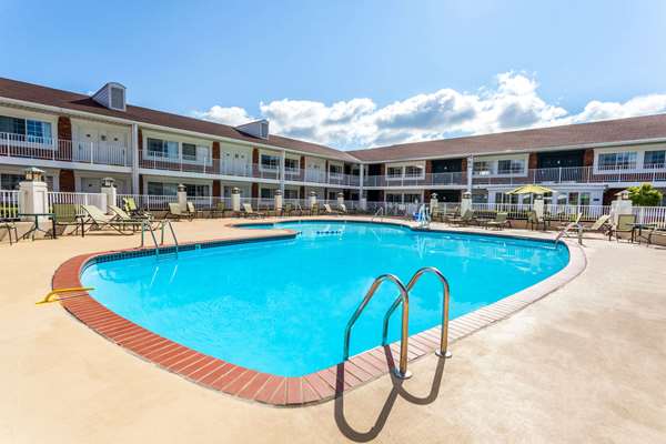Pool - Days Inn & Suites Roseville