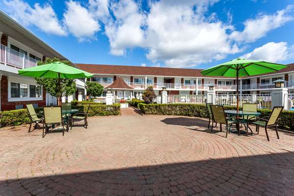 Exterior view - Days Inn & Suites Roseville