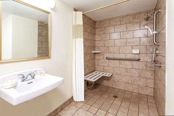  - Days Inn & Suites Roseville