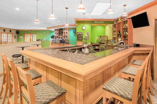 Bar - Ramada Hotel Waupaca