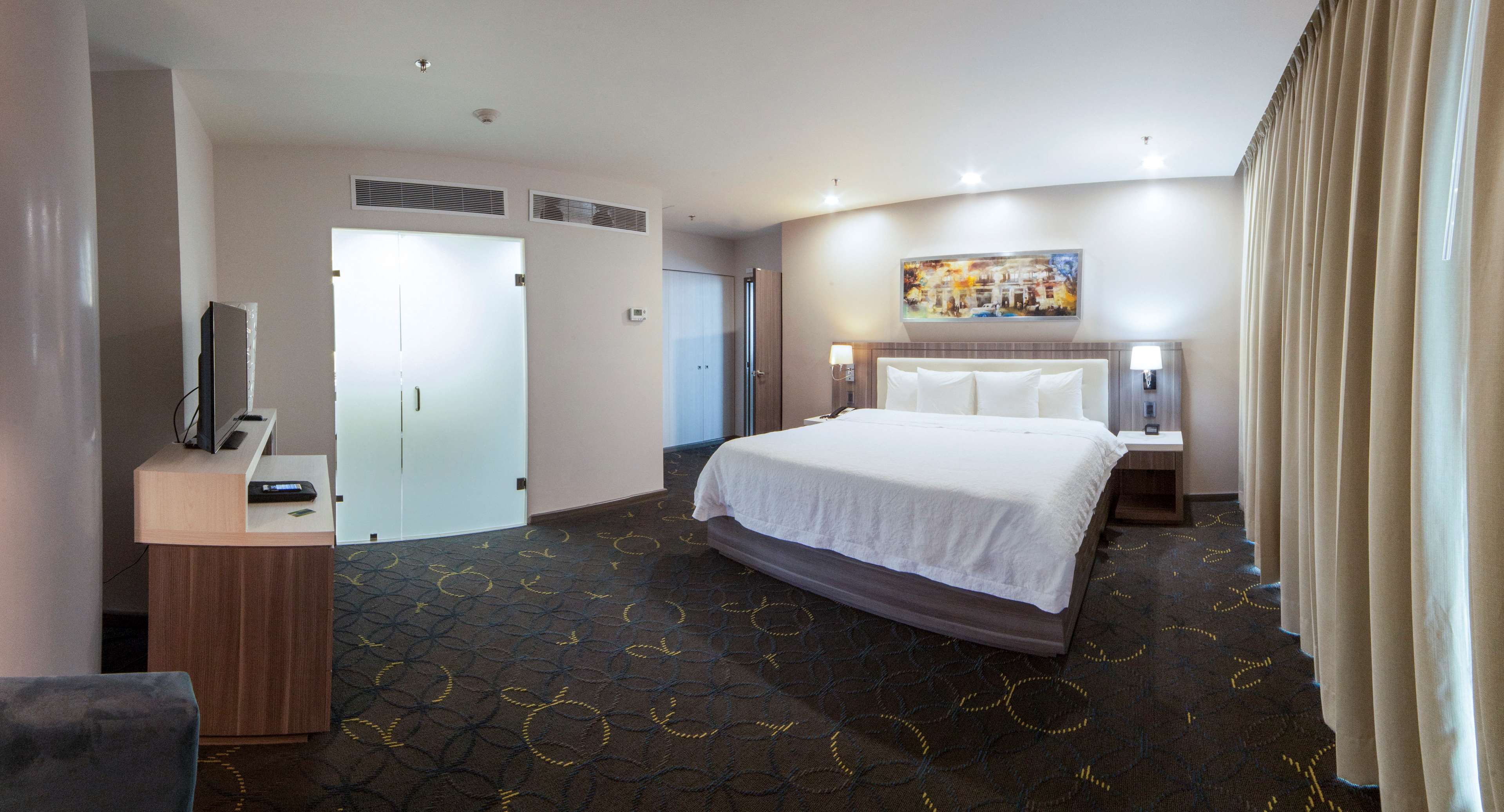 Hampton Inn & Suites by Hilton Aguascalientes Room Type - 1 KING MASTER NONSMOKE