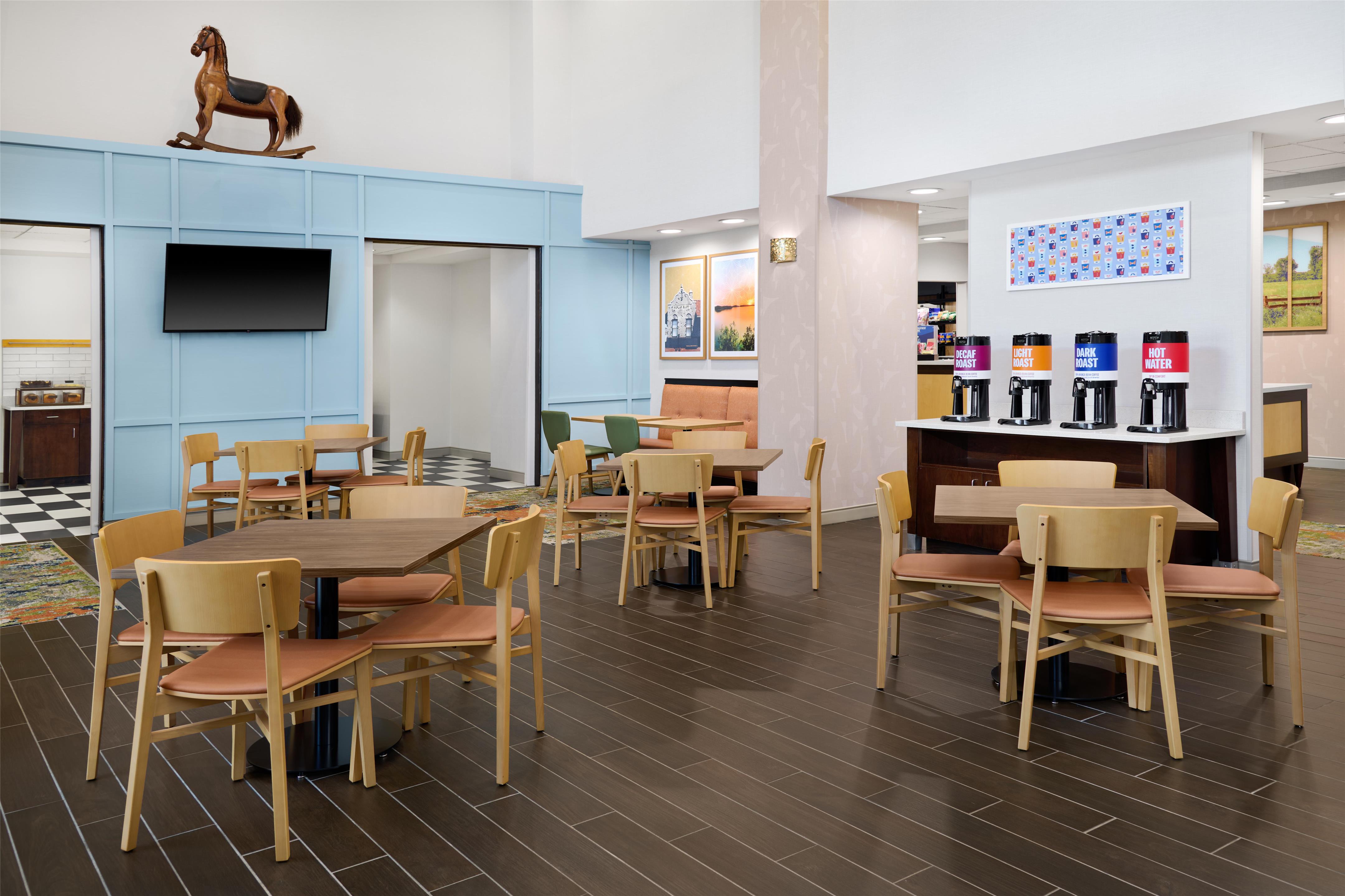 Breakfast Area | Hampton Inn Poplar Bluff