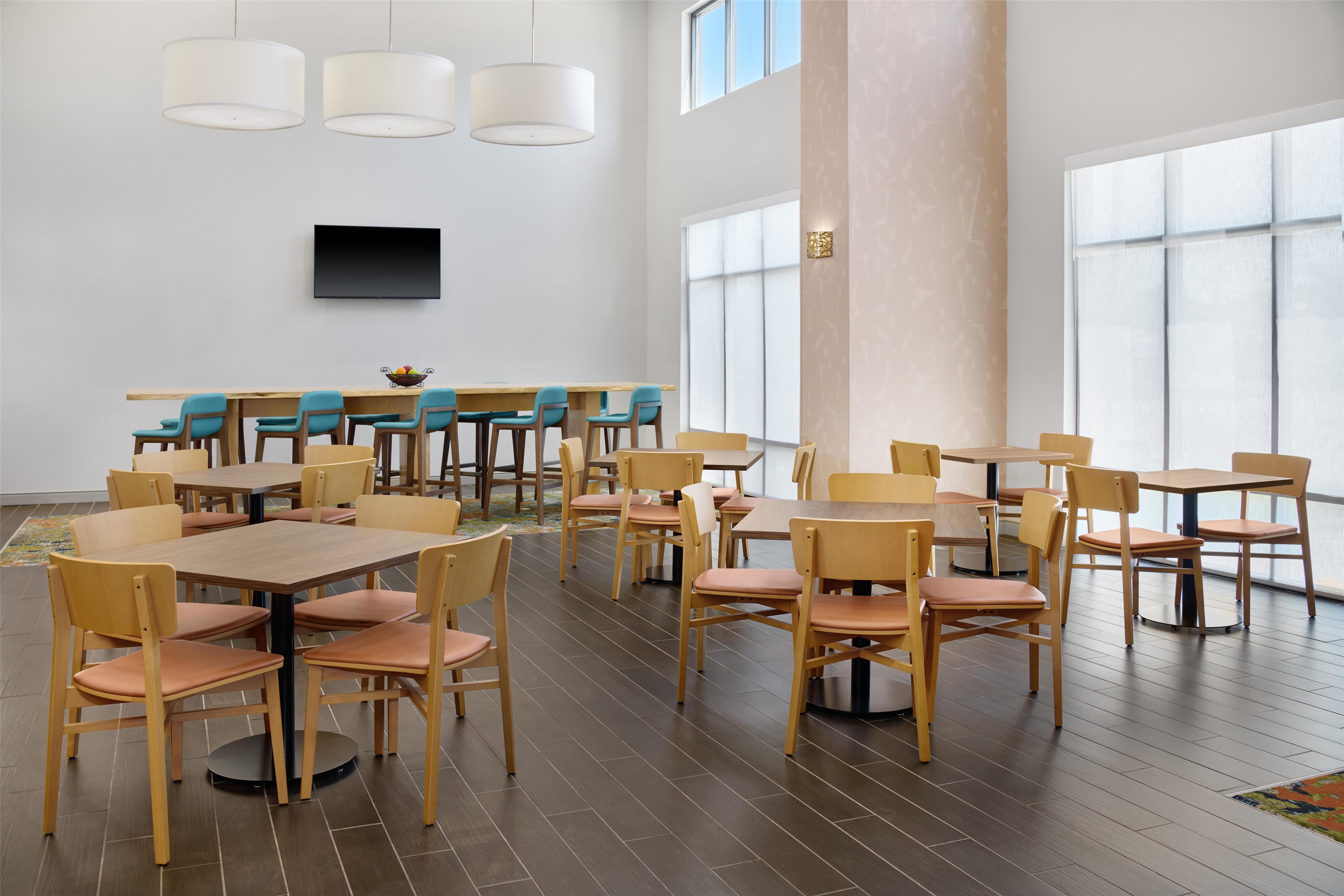 Breakfast Area | Hampton Inn Poplar Bluff