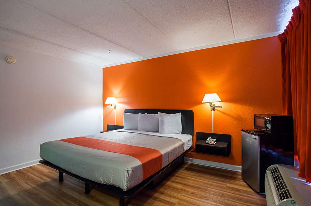 MOTEL 6 TIFTON GA-guestroom-Guest Room,Bedding,King bed,Guest Room Amenity,Mini-Refrigerator,Indoor/Interior,On-Site,Furnishings,Telephone,Single Room,Standard Room.jpg
