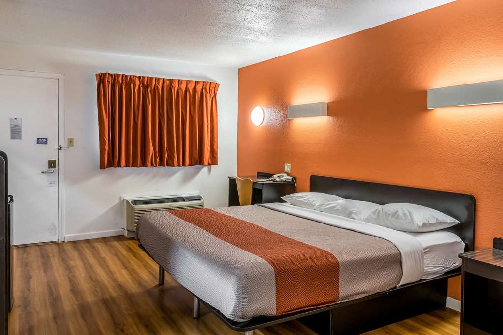 MOTEL 6 FLORENCE, KY - CINCINNATI-guestroom-Guest Room,Bedding,King bed,Guest Room Amenity,Mini-Refrigerator,Sitting area,On-Site,Furnishings,Telephone,Deluxe Room,Single Room.jpg