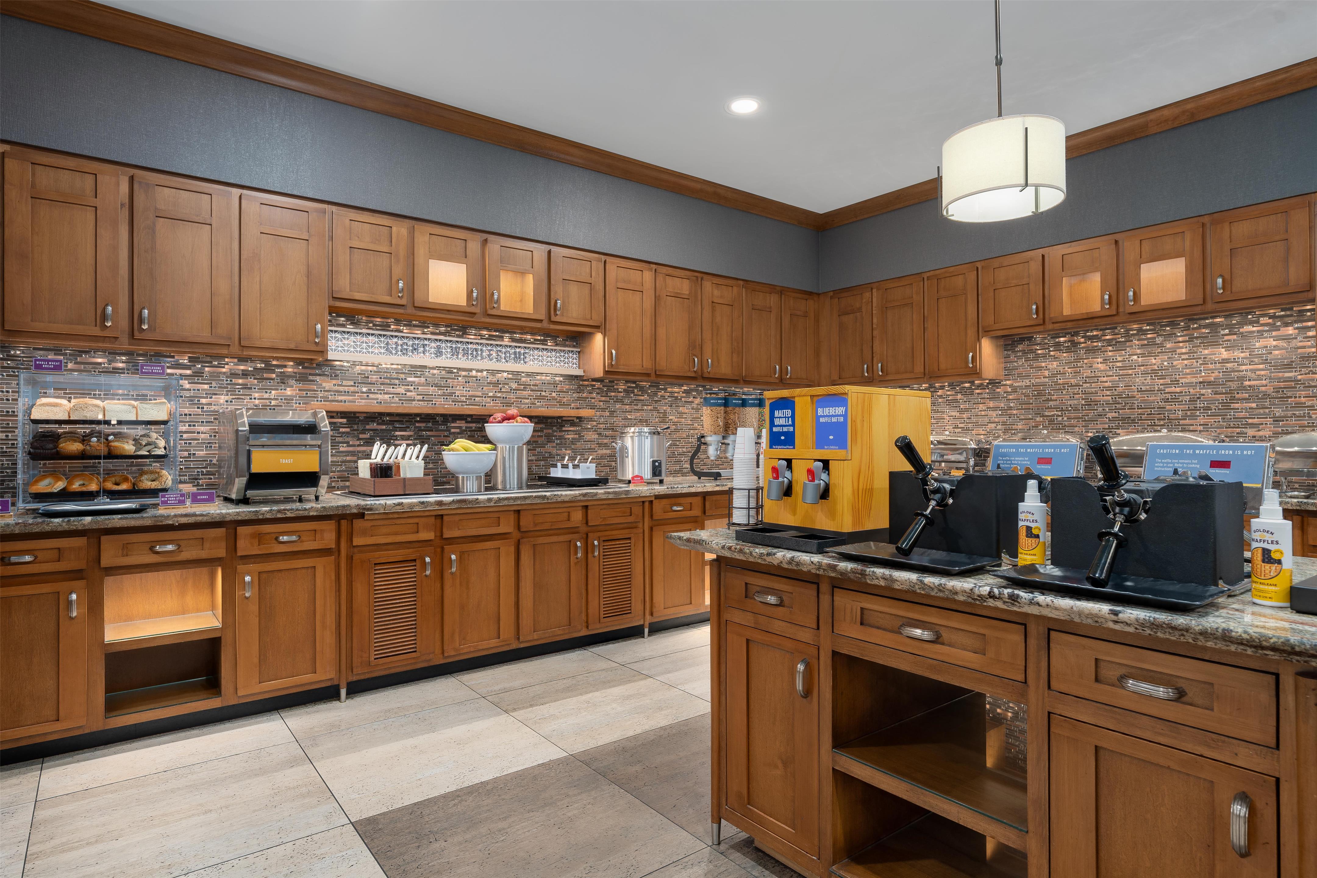 Breakfast Area | Hampton Inn & Suites Cincinnati-Downtown