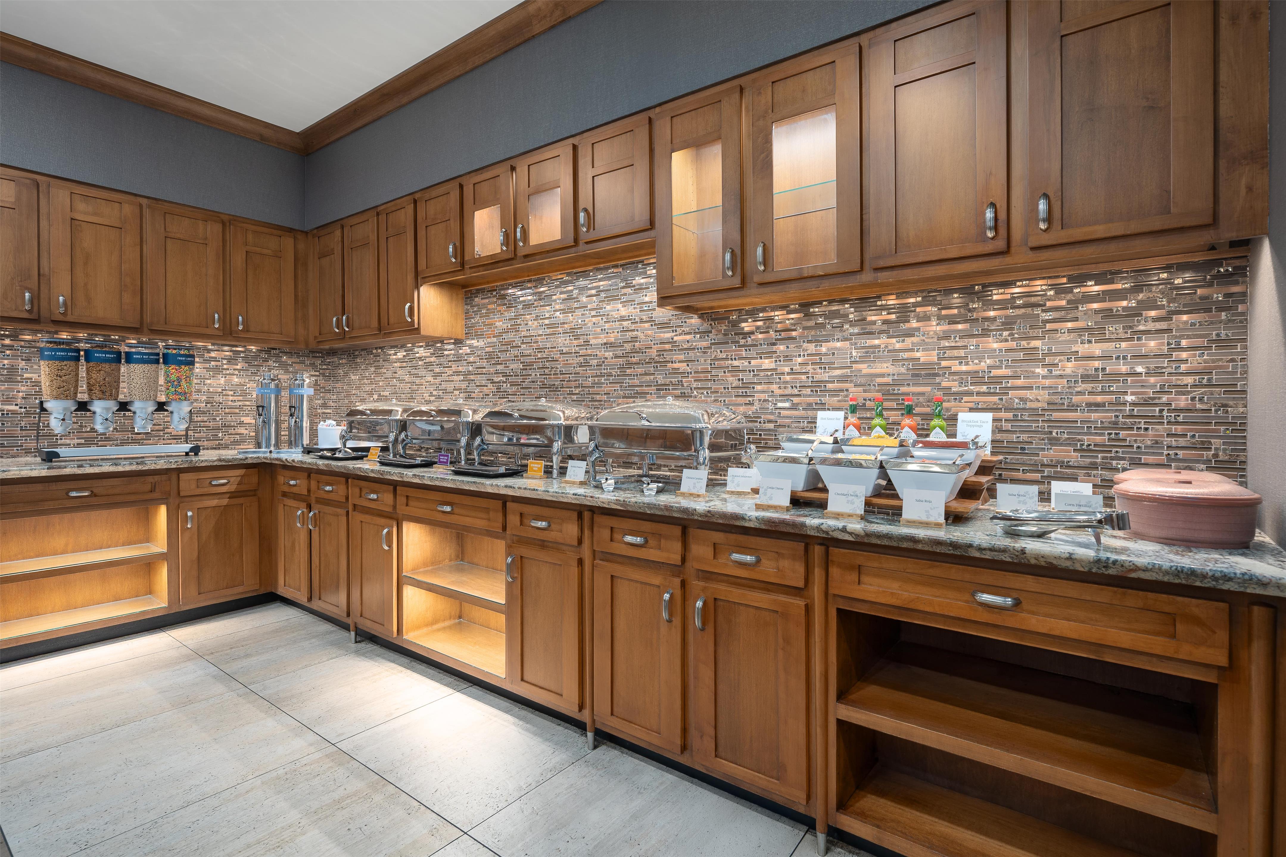 Breakfast Area | Hampton Inn & Suites Cincinnati-Downtown