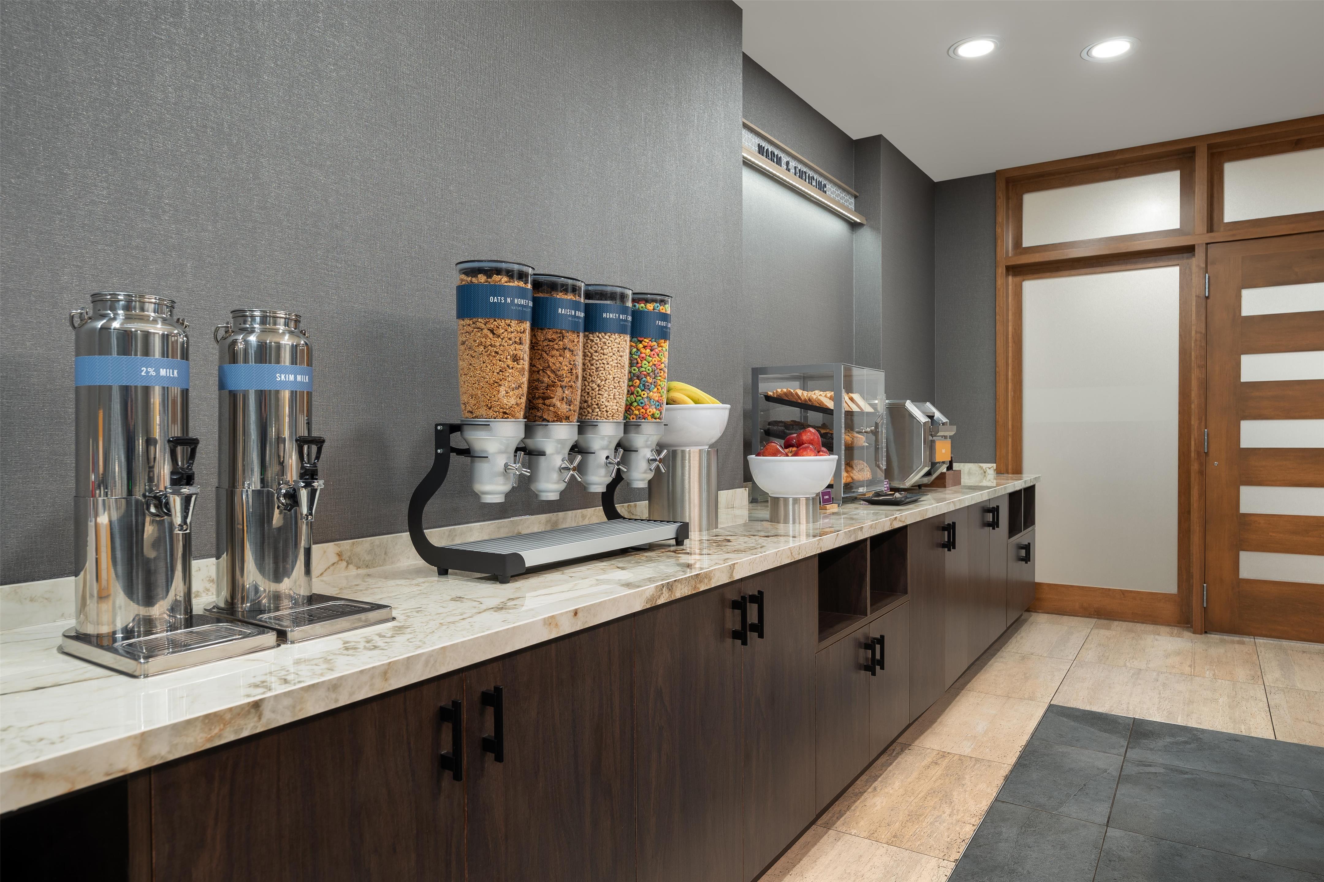 Breakfast Area | Hampton Inn & Suites Cincinnati-Downtown
