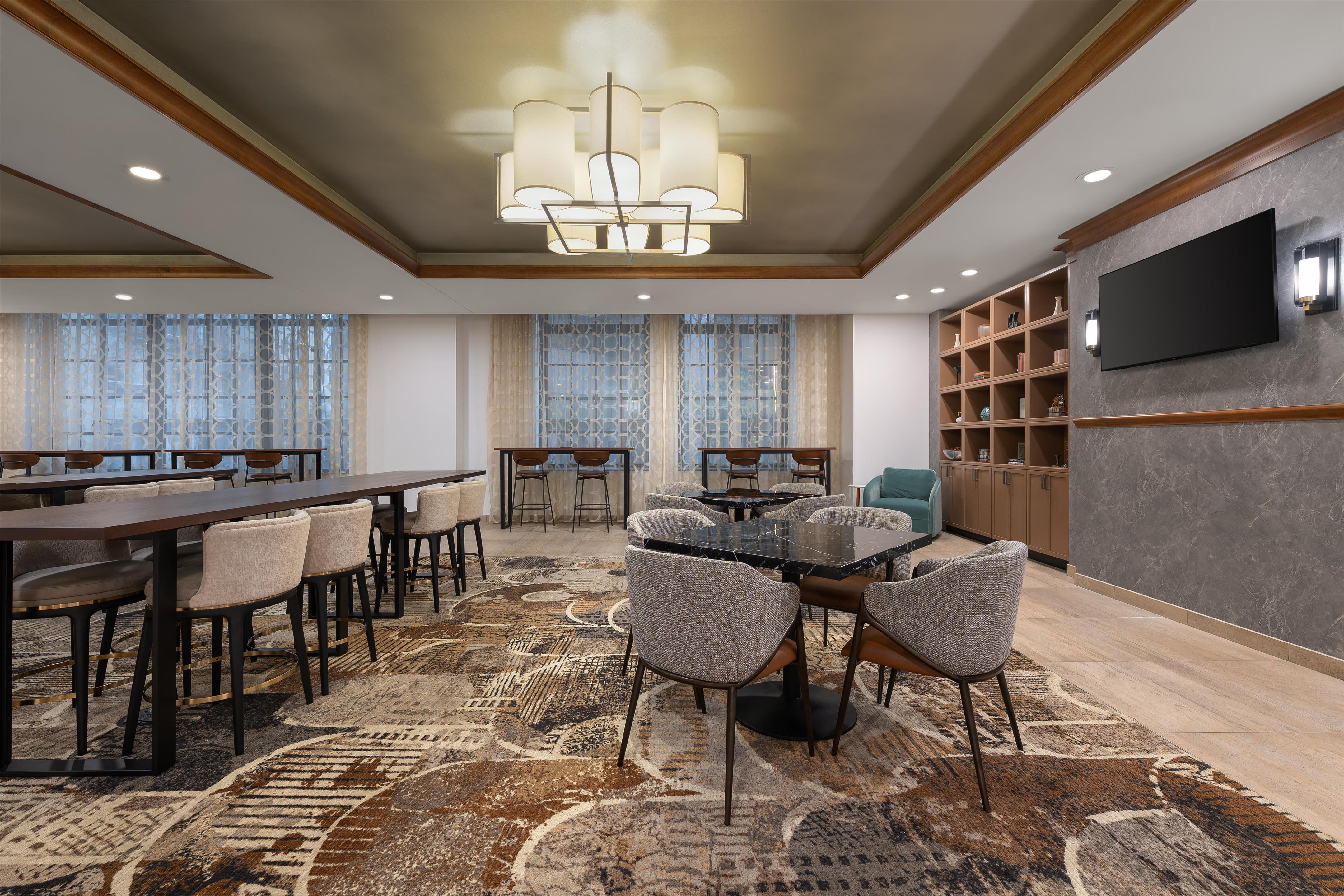 Breakfast Area | Hampton Inn & Suites Cincinnati-Downtown