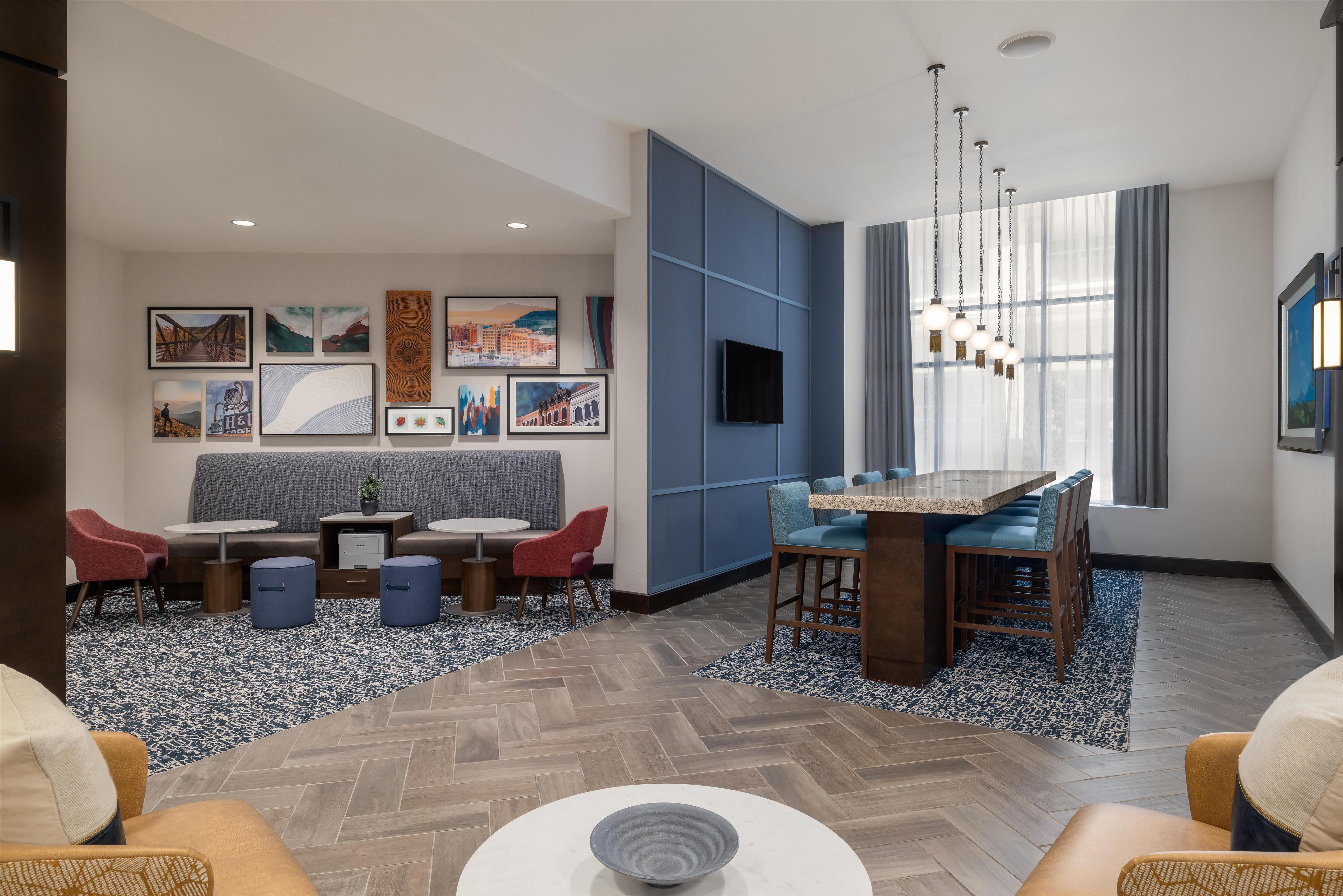 Lobby | Hampton Inn & Suites Roanoke-Downtown