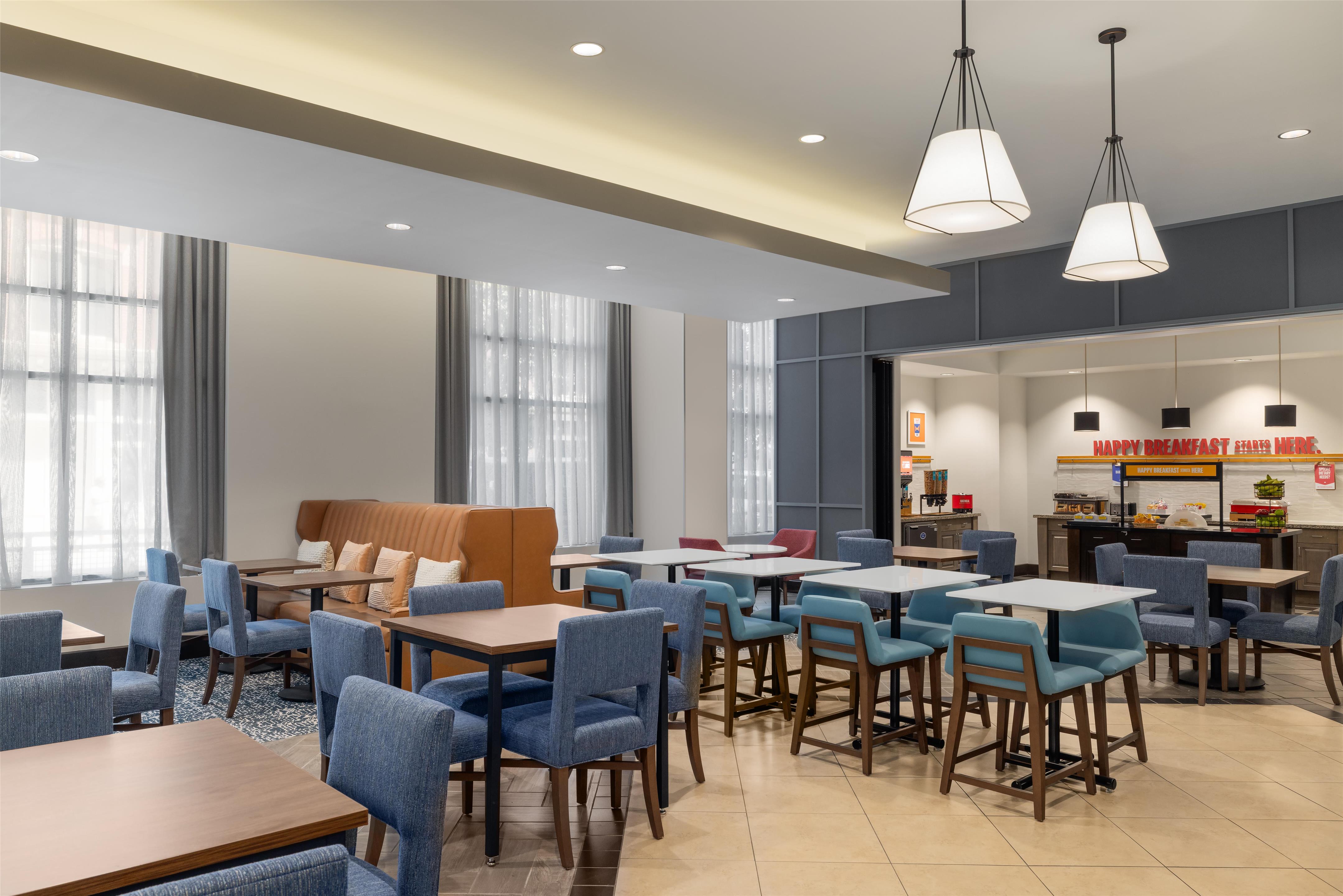 Breakfast Area | Hampton Inn & Suites Roanoke-Downtown