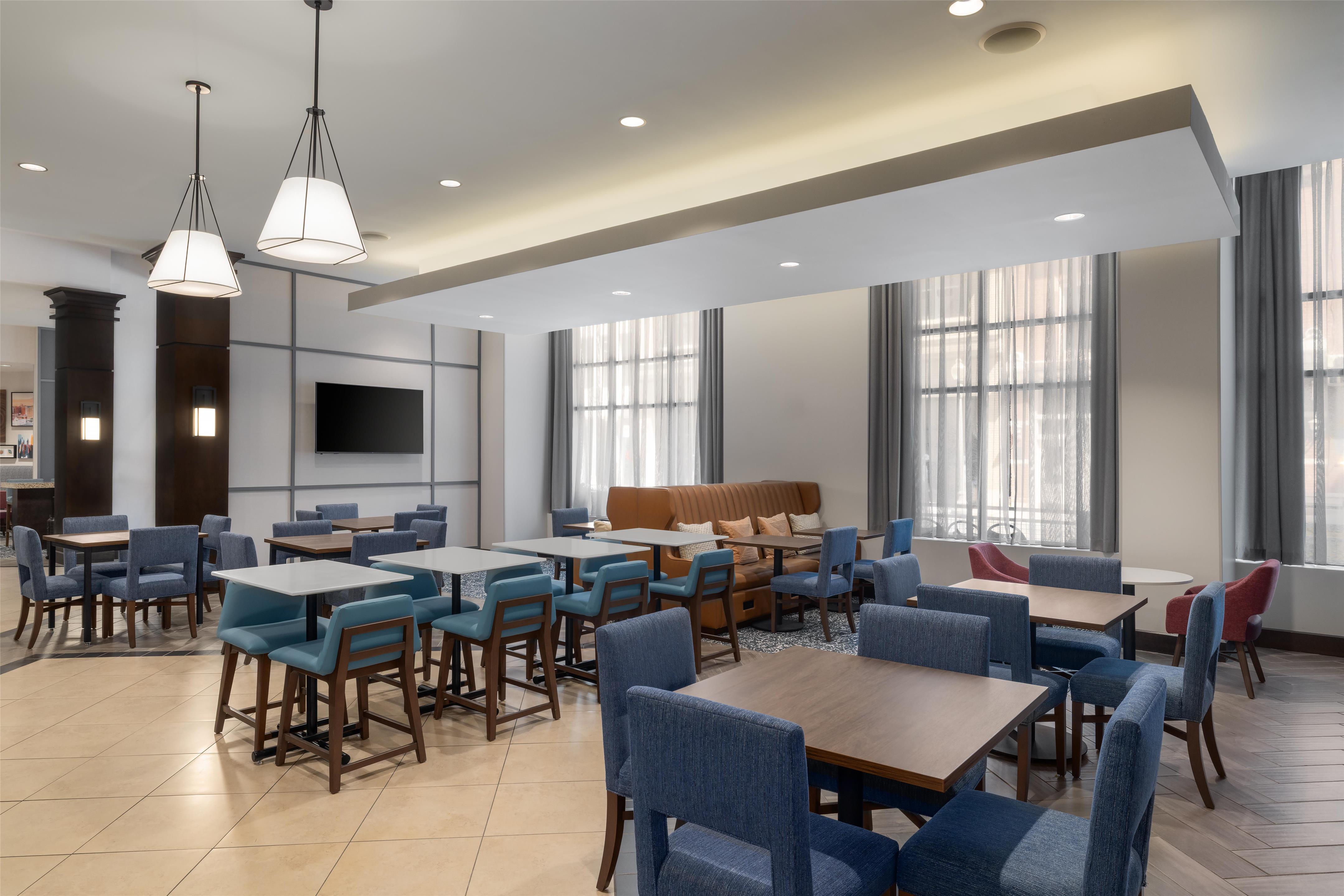 Breakfast Area | Hampton Inn & Suites Roanoke-Downtown