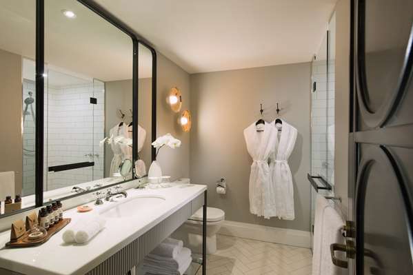 MAYFAIR HOTEL - Photo 17
