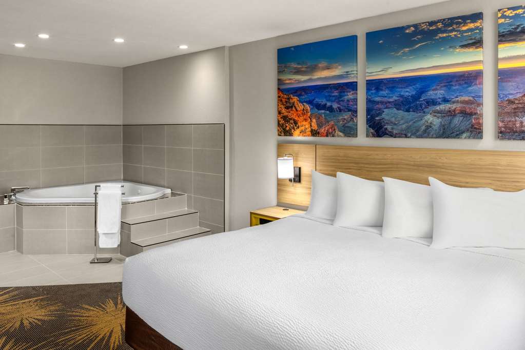 DAYS INN WILLIAMS-guestroom-Guest Room,Tub - Jetted,Suite,On-Site.jpg