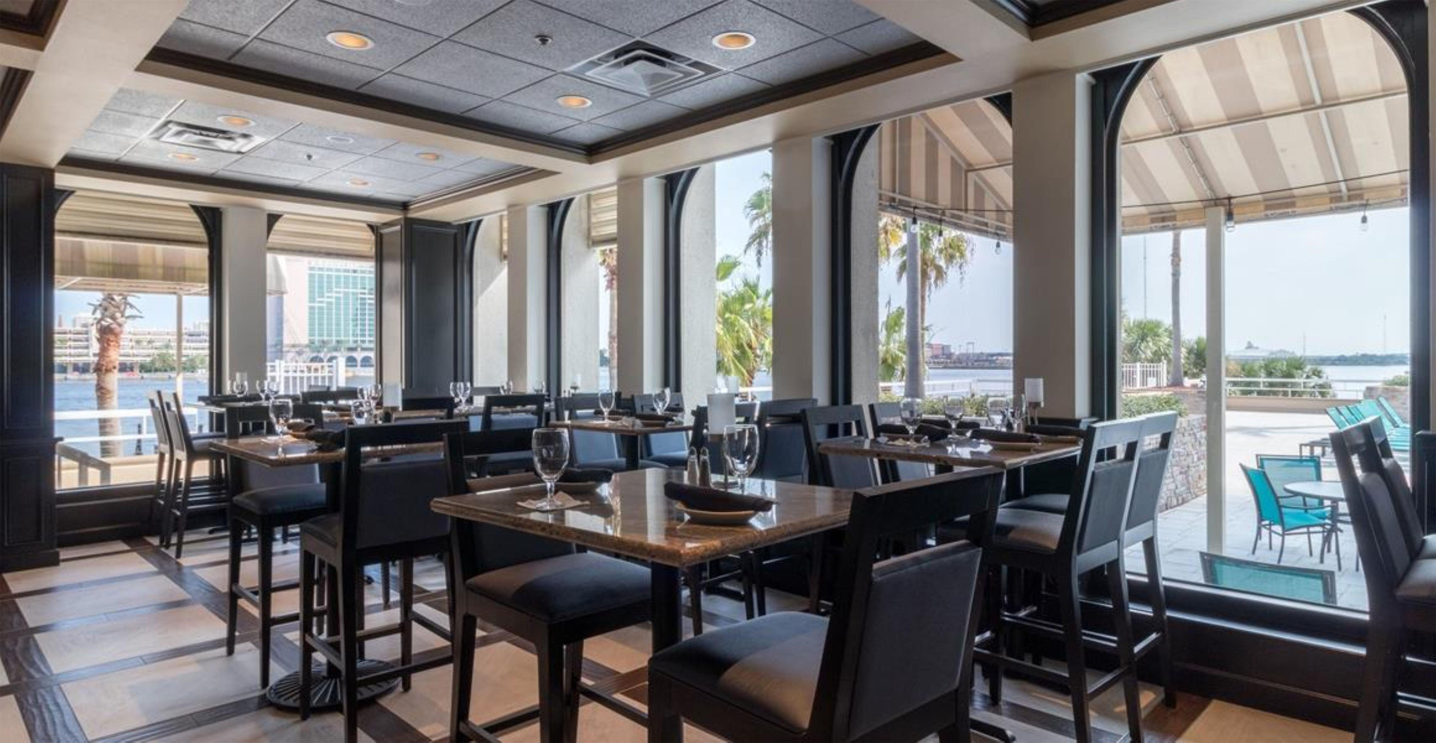 Restaurant | DoubleTree by Hilton Hotel Jacksonville Riverfront