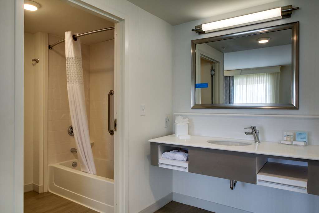 HAMPTON INN AND SUITES MILWAUKEE WE-guestroom-Guest Room,Bathroom,On-Site.jpg