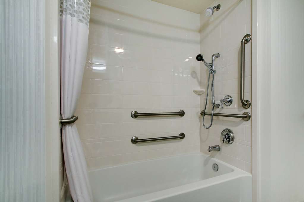 Hampton Inn & Suites by Hilton Milwaukee West Room Type - 1KN MOB HEA ACC TUB STU